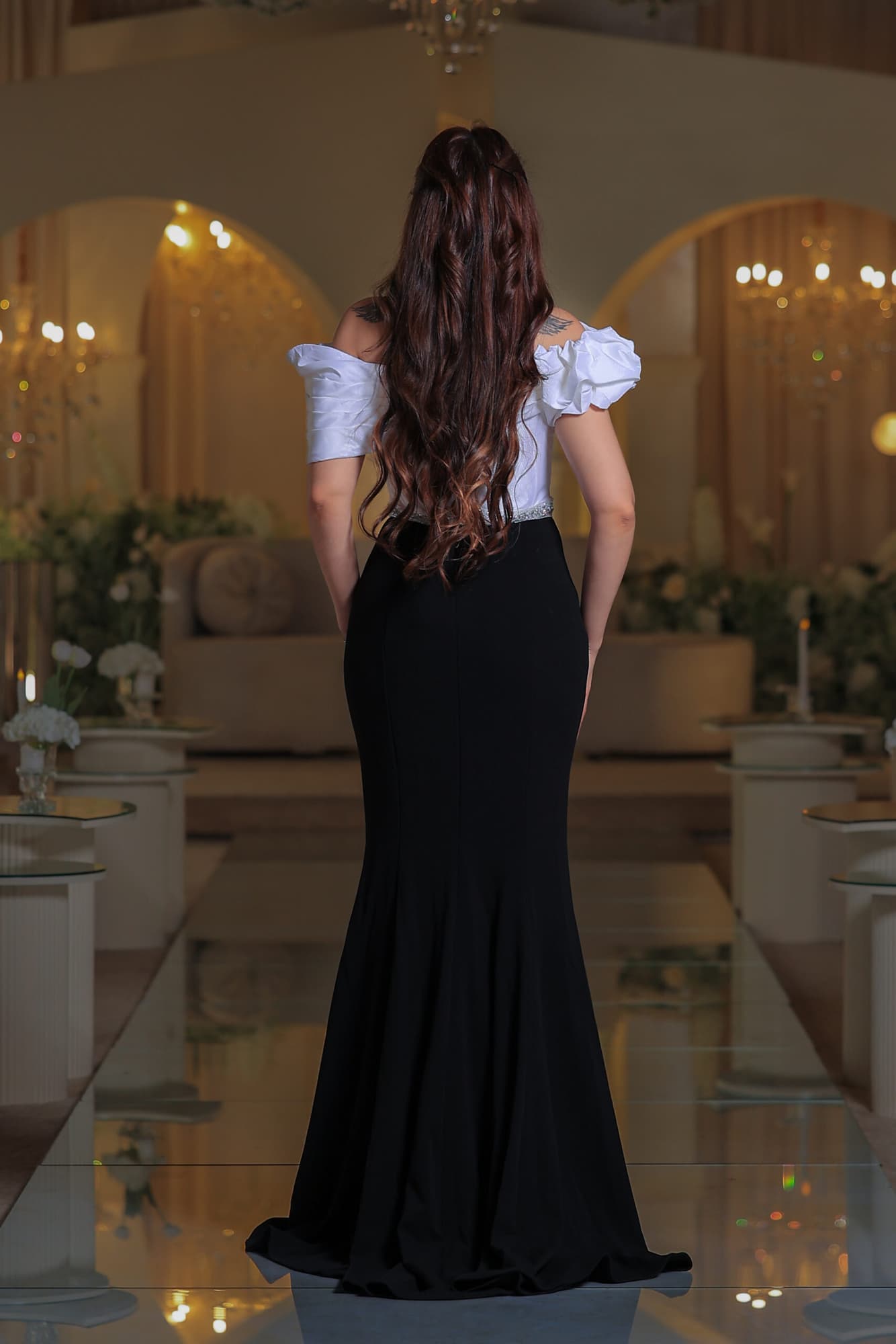 فستان سهرة يجمع بين رقي الأبيض وفخامة الأسود في إطلالة ساحرة تخطف الأنظار