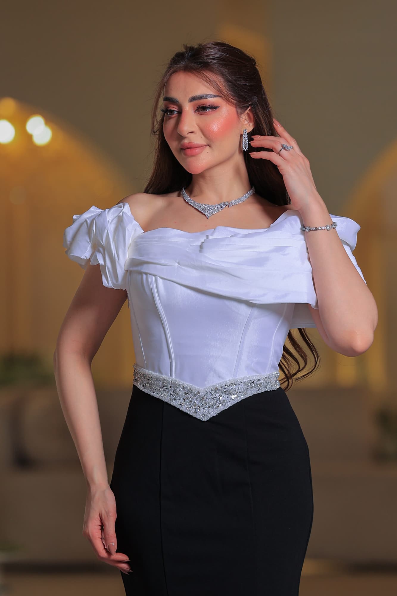 فستان سهرة يجمع بين رقي الأبيض وفخامة الأسود في إطلالة ساحرة تخطف الأنظار