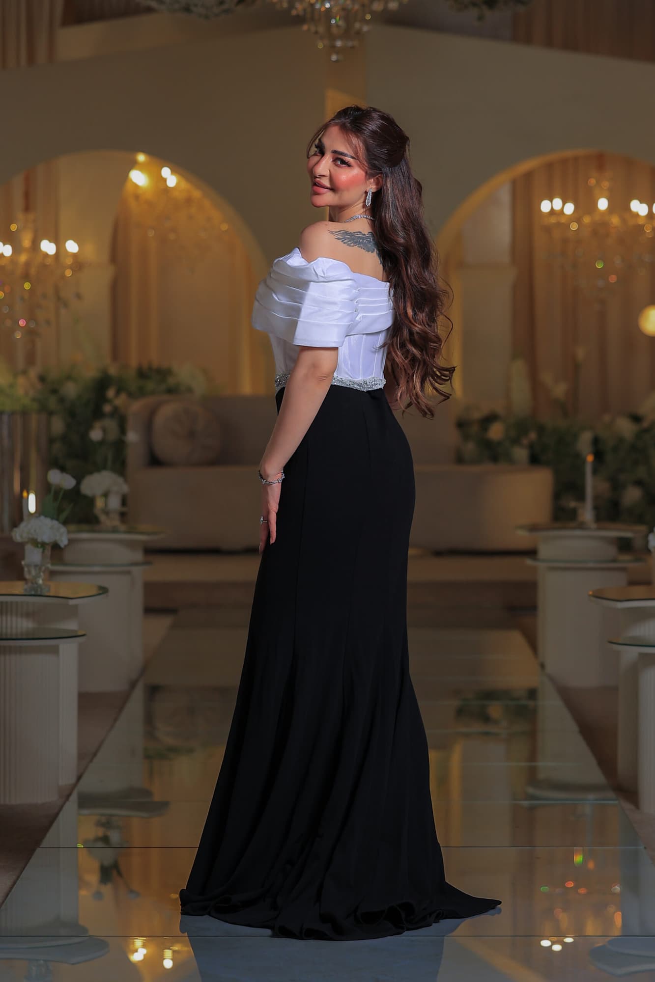 فستان سهرة يجمع بين رقي الأبيض وفخامة الأسود في إطلالة ساحرة تخطف الأنظار