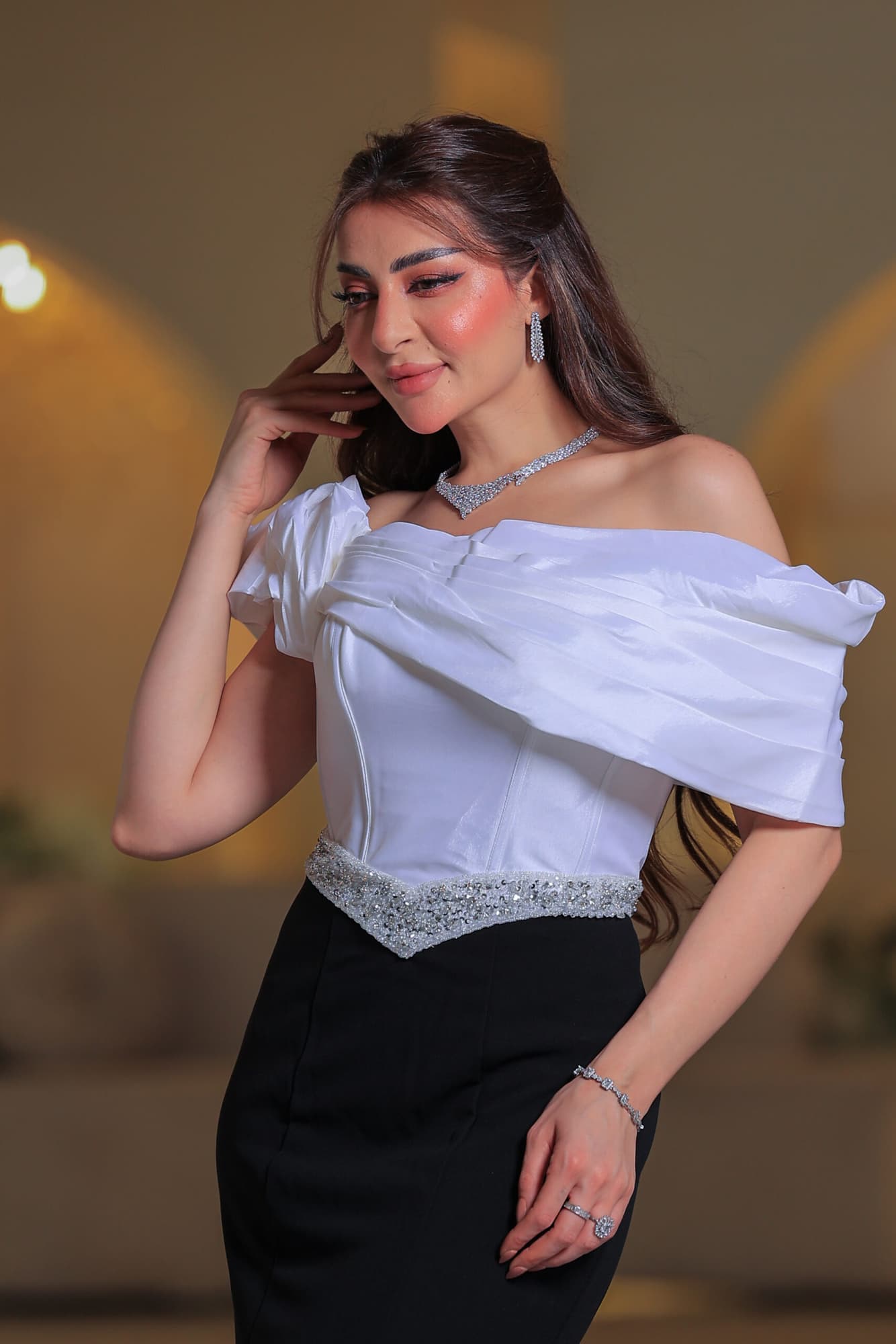 فستان سهرة يجمع بين رقي الأبيض وفخامة الأسود في إطلالة ساحرة تخطف الأنظار