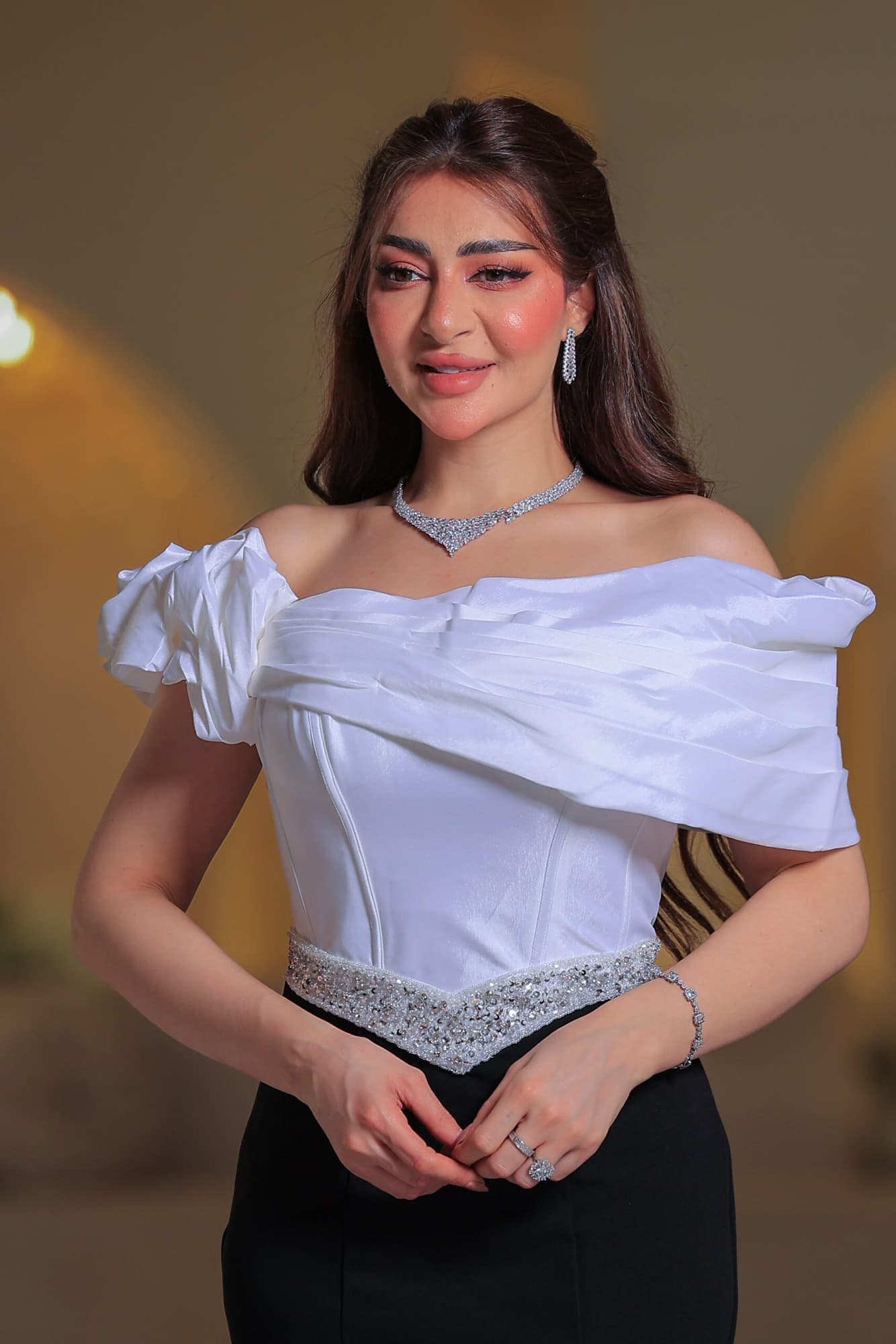 فستان سهرة يجمع بين رقي الأبيض وفخامة الأسود في إطلالة ساحرة تخطف الأنظار