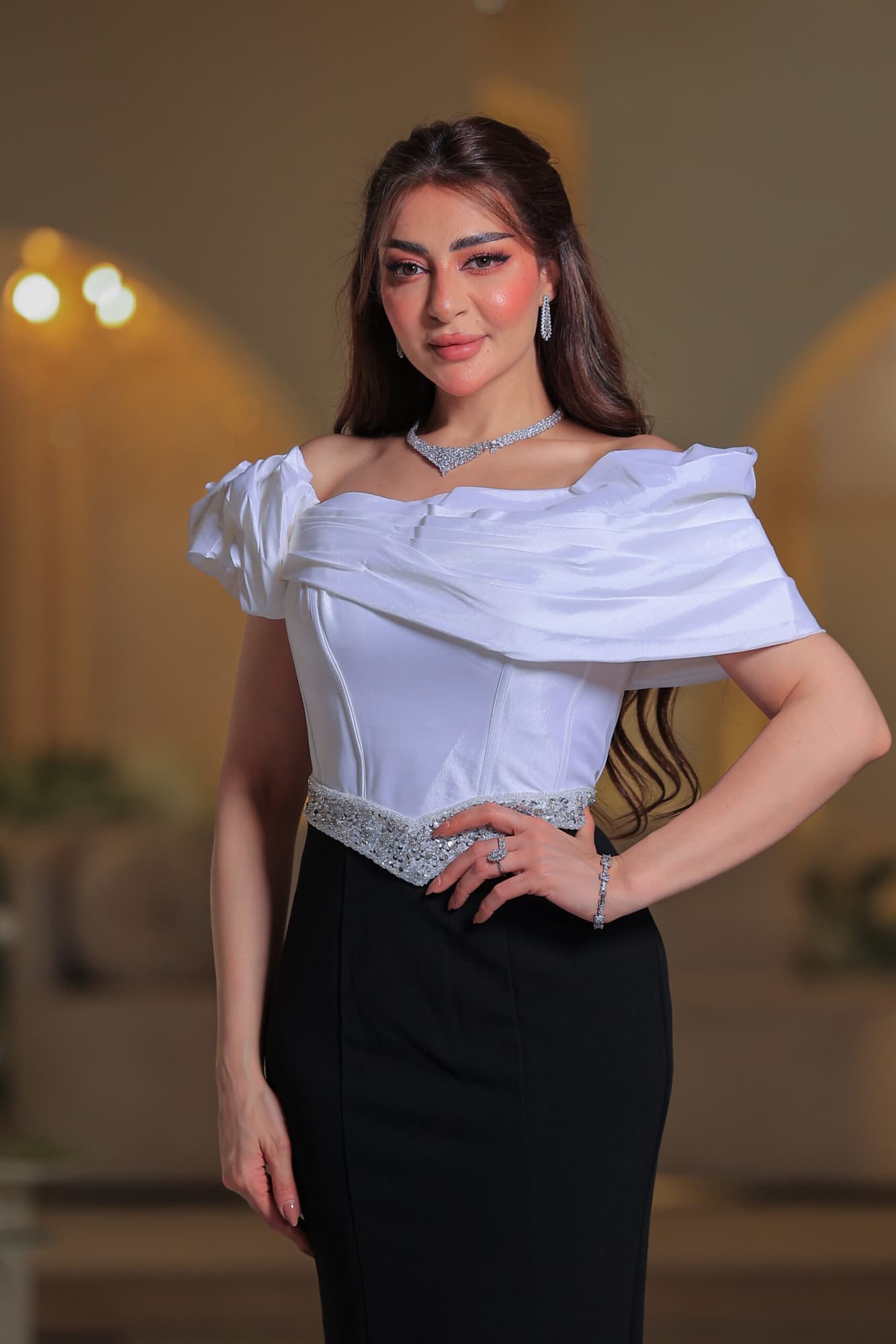 فستان سهرة يجمع بين رقي الأبيض وفخامة الأسود في إطلالة ساحرة تخطف الأنظار