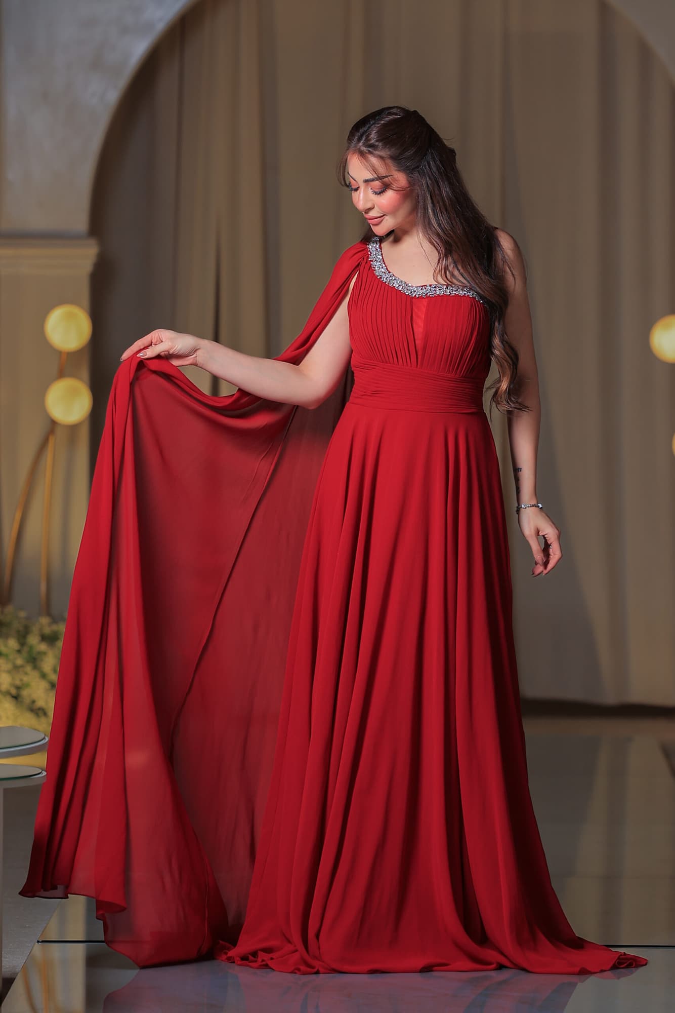 فستان سهرة أنيق بلون أحمر يتميز بقصّة انسيابية