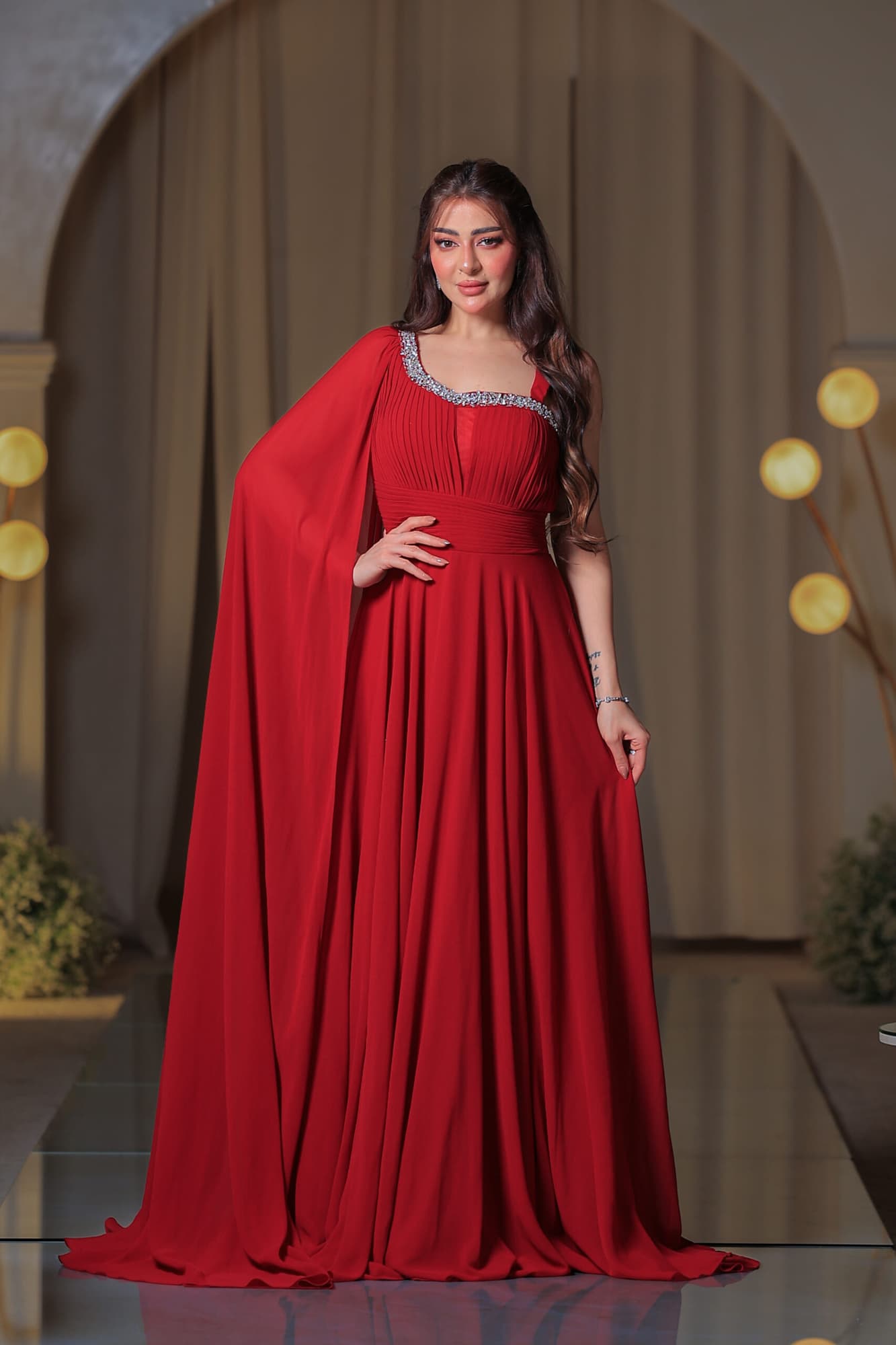 فستان سهرة أنيق بلون أحمر يتميز بقصّة انسيابية
