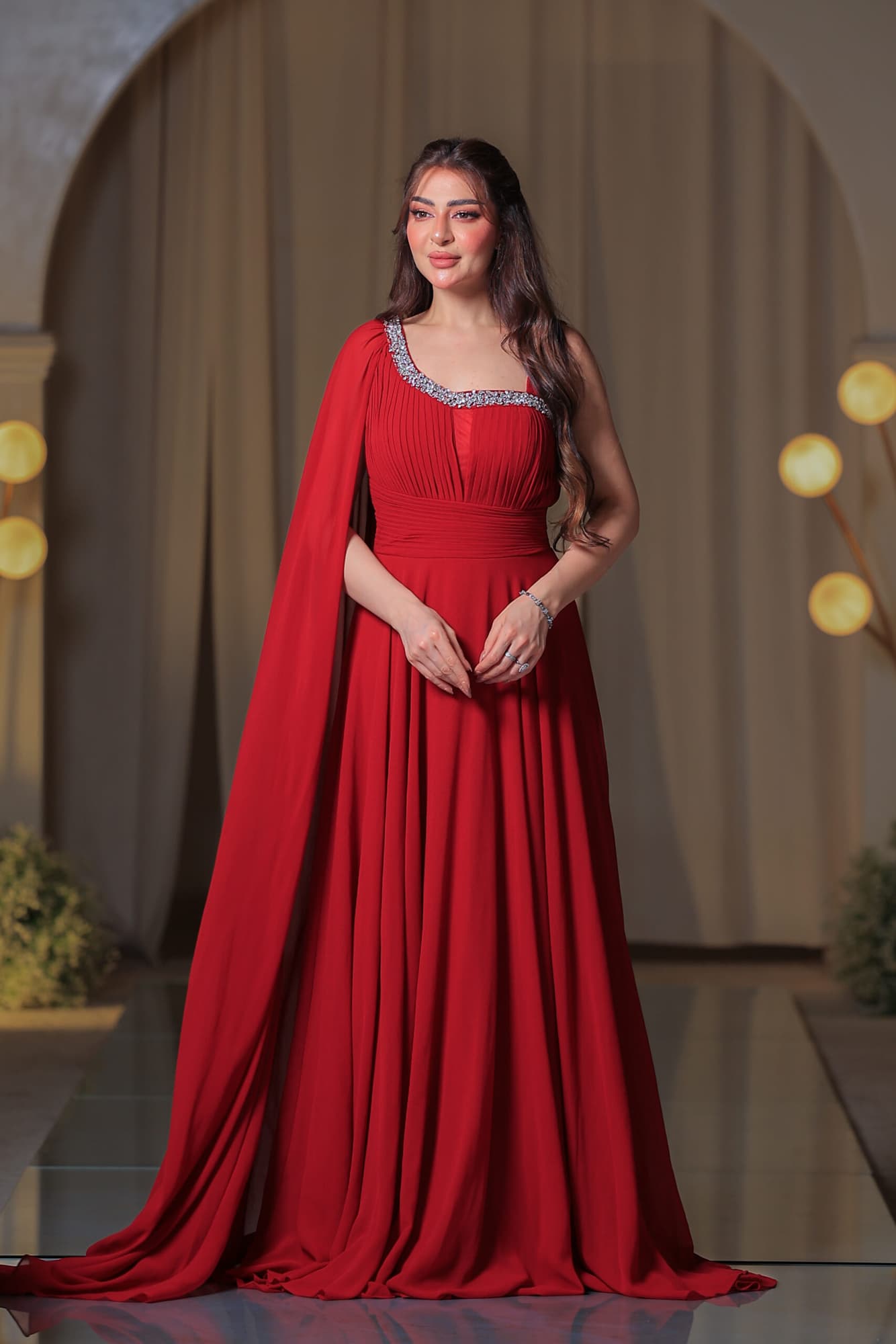 فستان سهرة أنيق بلون أحمر يتميز بقصّة انسيابية