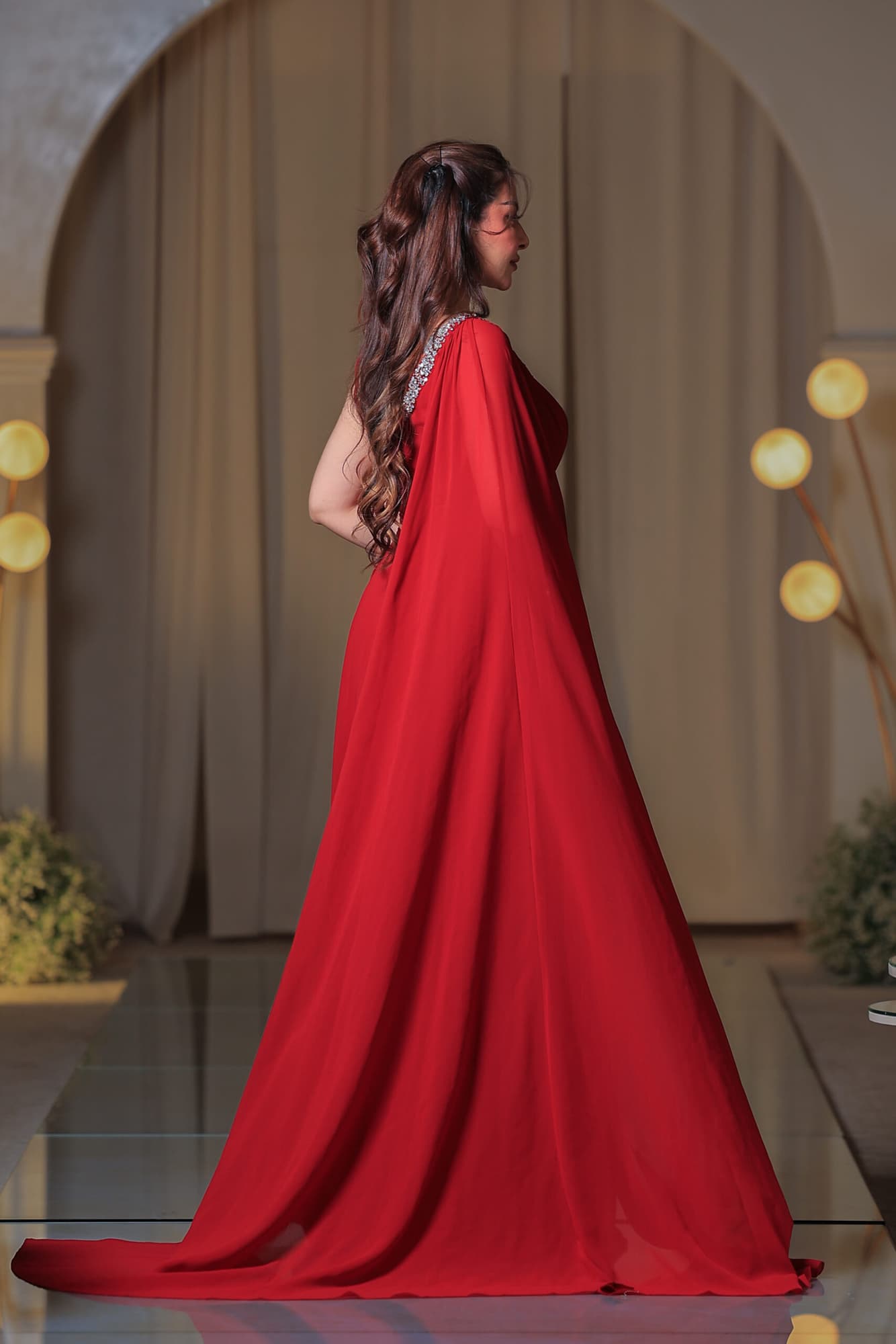 فستان سهرة أنيق بلون أحمر يتميز بقصّة انسيابية