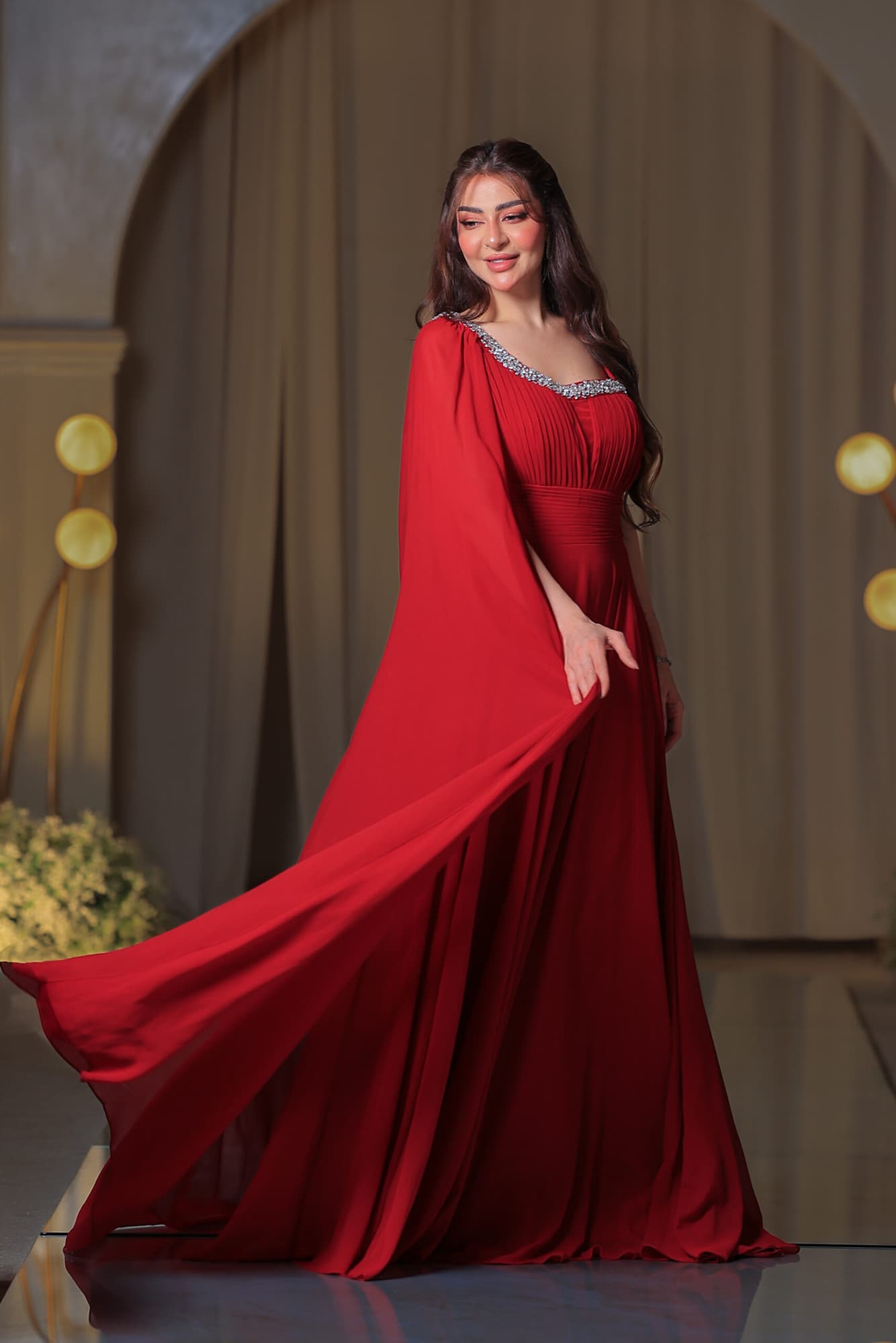 فستان سهرة أنيق بلون أحمر يتميز بقصّة انسيابية