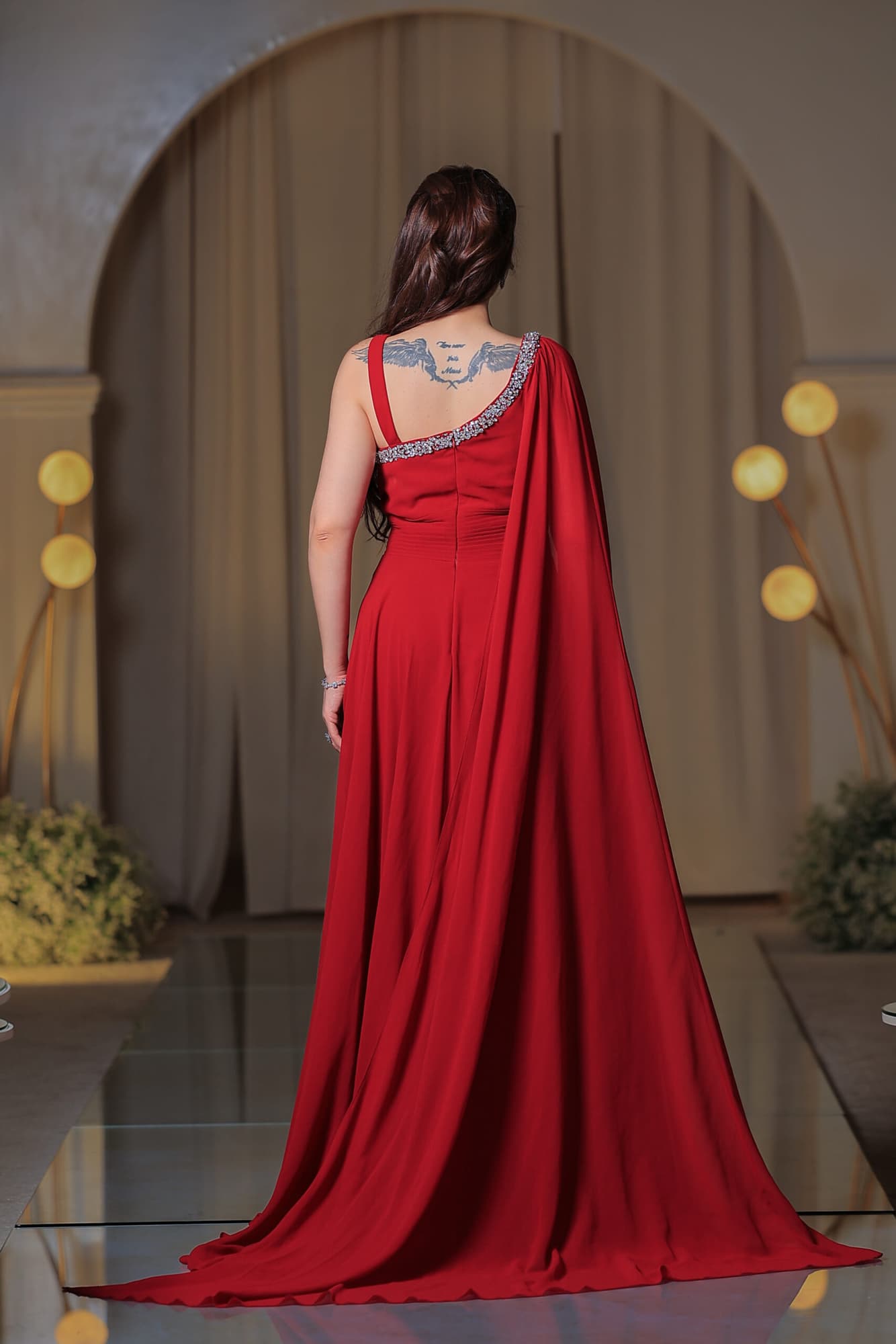 فستان سهرة أنيق بلون أحمر يتميز بقصّة انسيابية