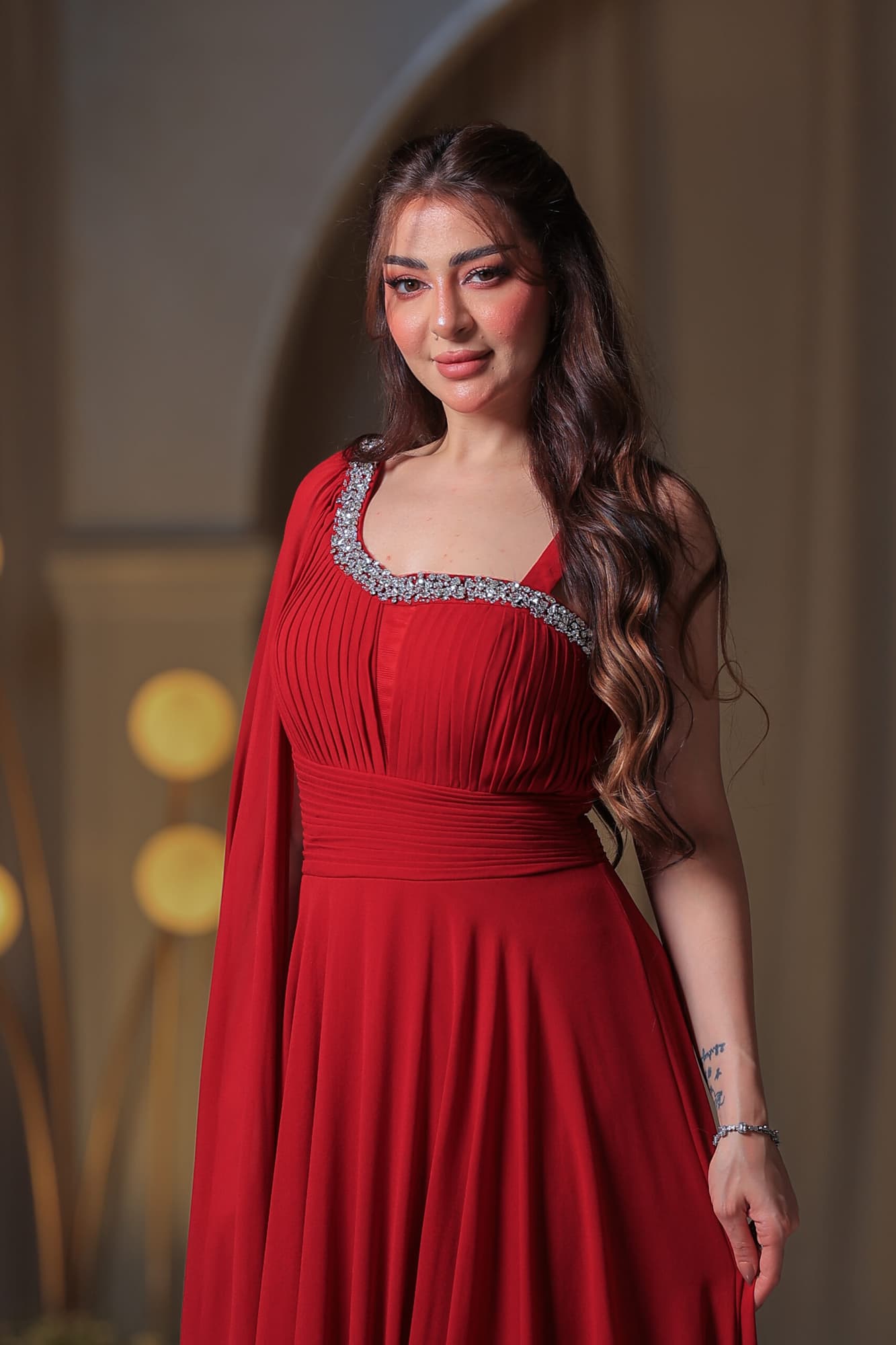 فستان سهرة أنيق بلون أحمر يتميز بقصّة انسيابية