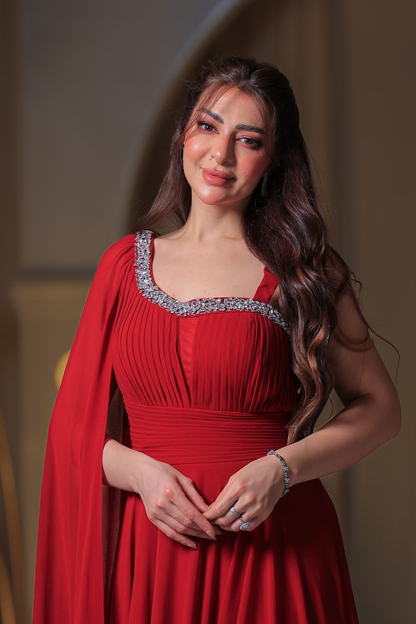 فستان سهرة أنيق بلون أحمر يتميز بقصّة انسيابية