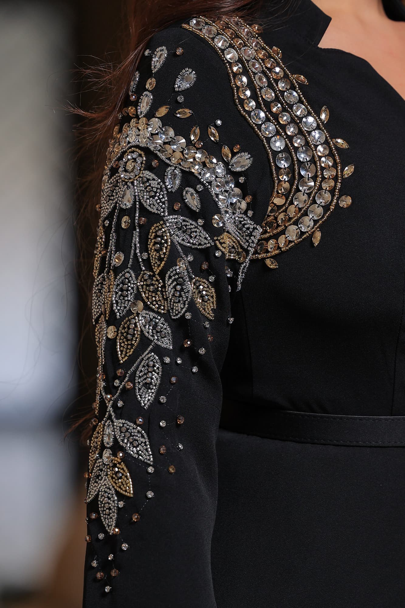 فستان أنيق يجمع بين الفخامة والرقي بتصميمه الفريد الذي يجمع بين العصرية والكلاسيكية اسود