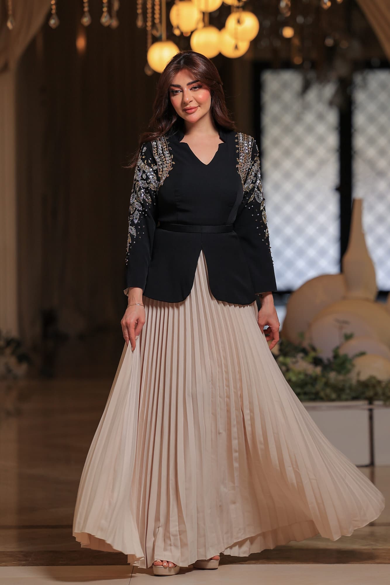 فستان أنيق يجمع بين الفخامة والرقي بتصميمه الفريد الذي يجمع بين العصرية والكلاسيكية