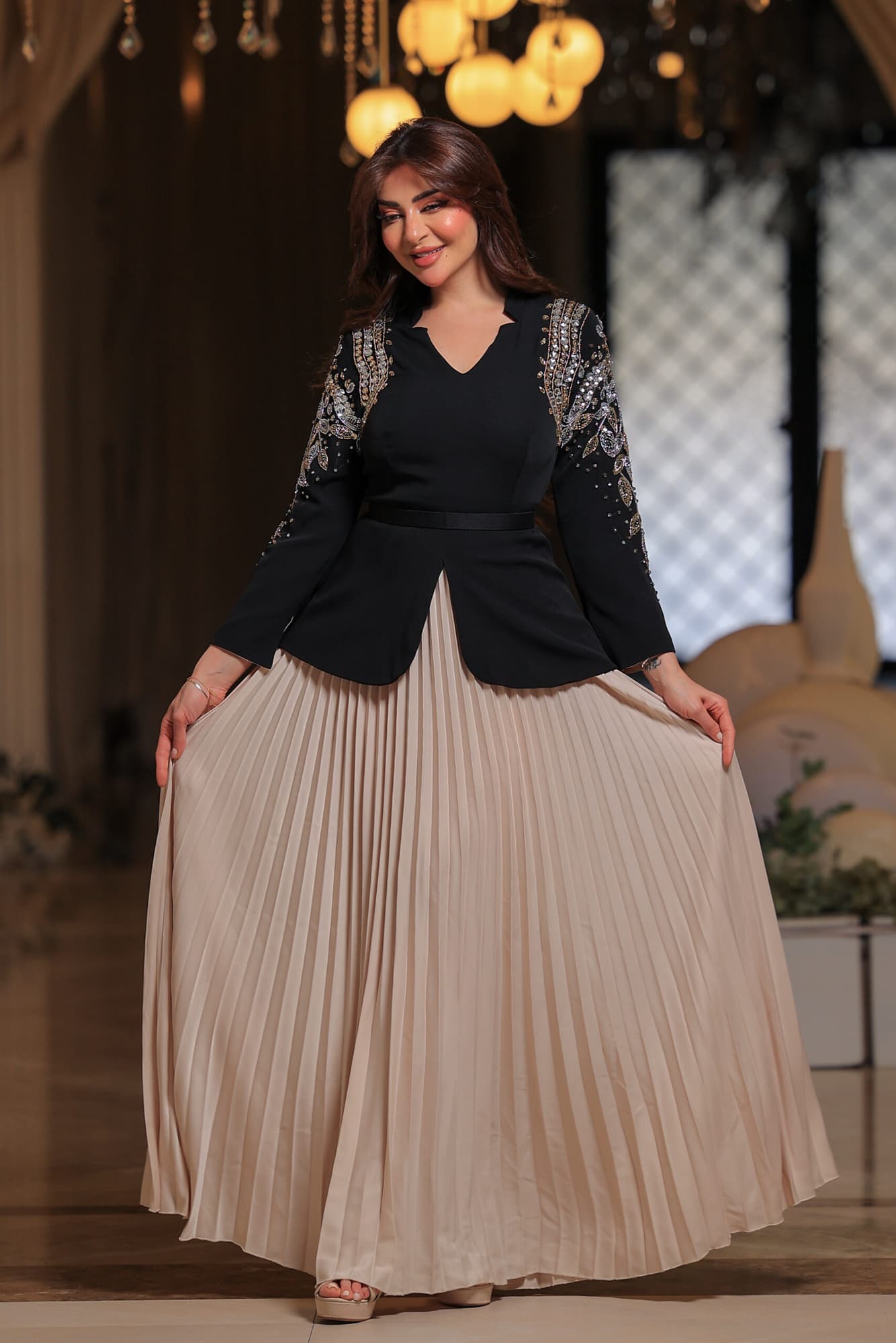 فستان أنيق يجمع بين الفخامة والرقي بتصميمه الفريد الذي يجمع بين العصرية والكلاسيكية