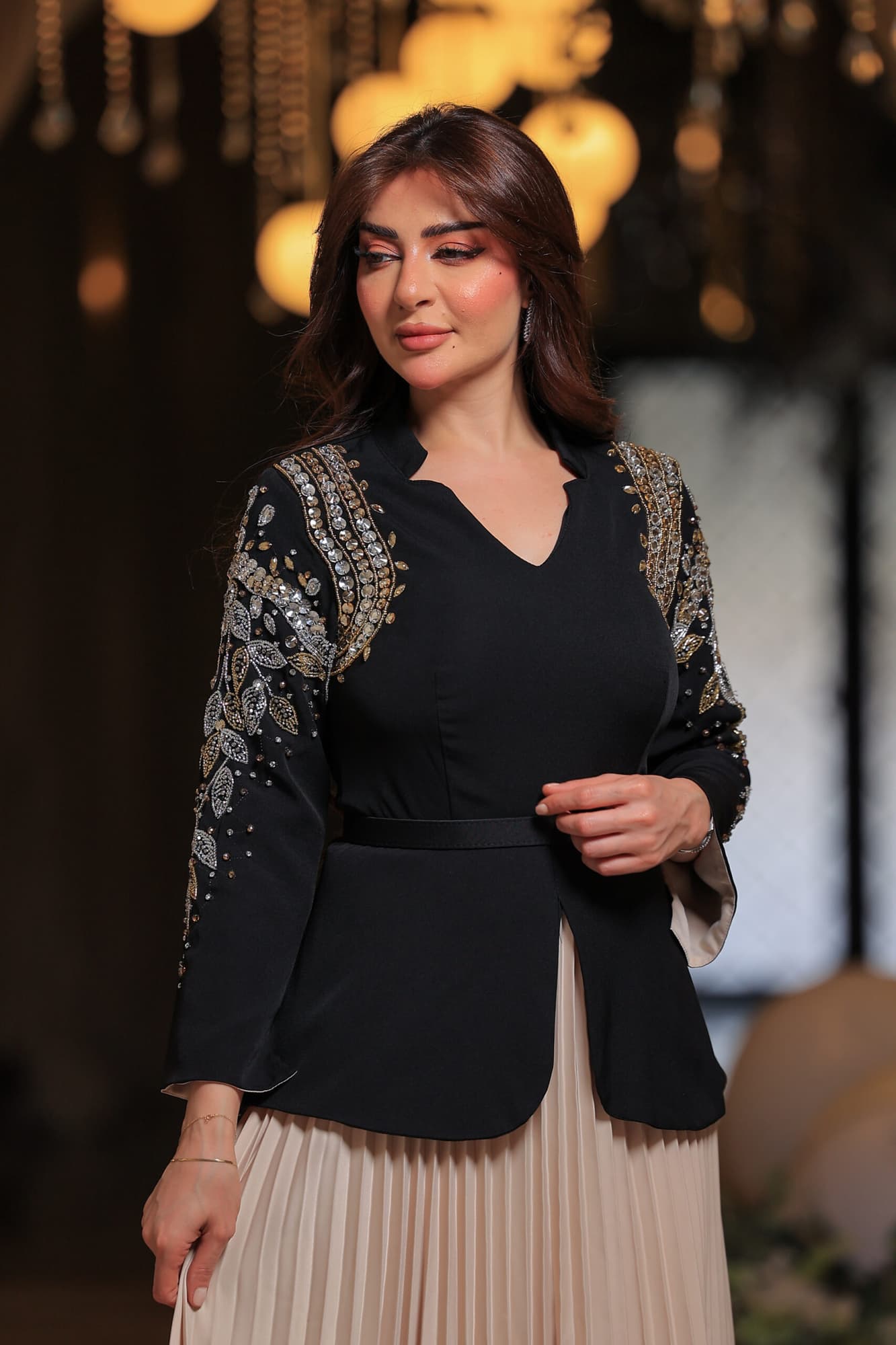 فستان أنيق يجمع بين الفخامة والرقي بتصميمه الفريد الذي يجمع بين العصرية والكلاسيكية