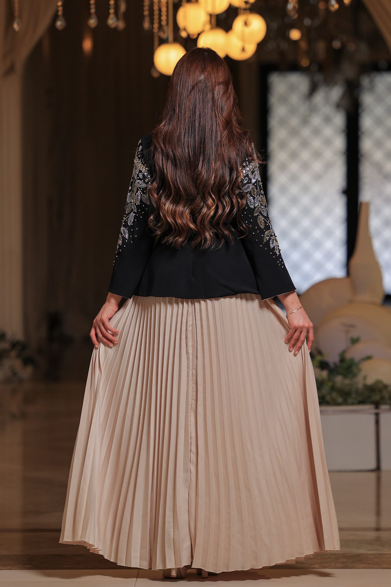 فستان أنيق يجمع بين الفخامة والرقي بتصميمه الفريد الذي يجمع بين العصرية والكلاسيكية