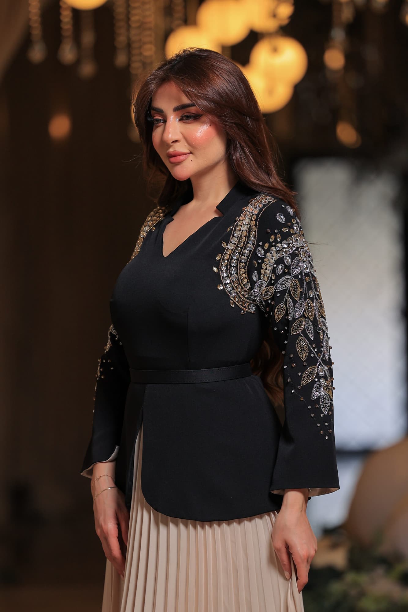 فستان أنيق يجمع بين الفخامة والرقي بتصميمه الفريد الذي يجمع بين العصرية والكلاسيكية