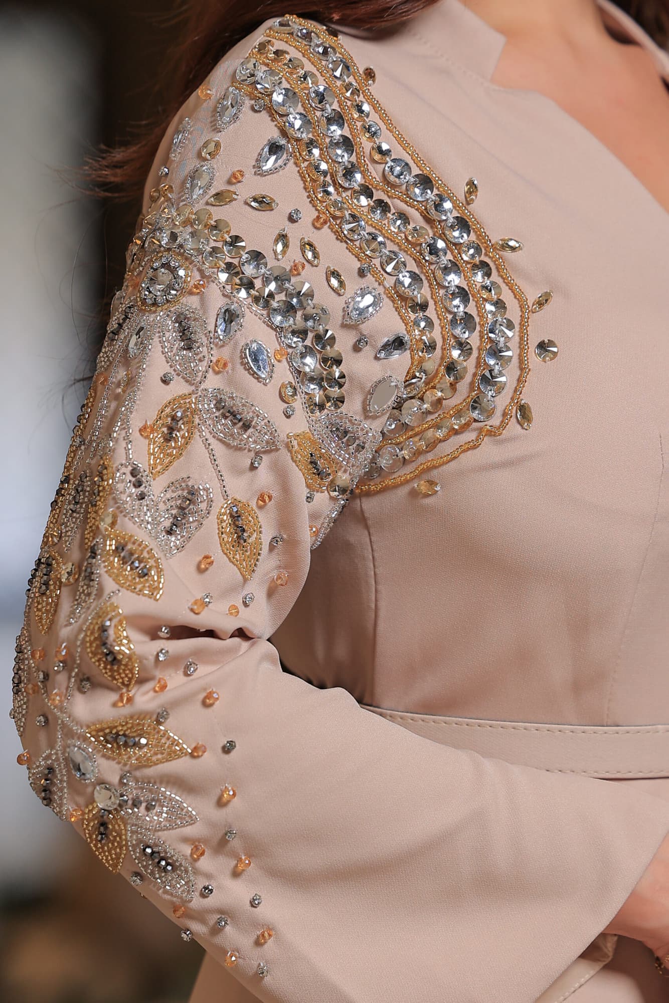 فستان أنيق يجمع بين الفخامة والرقي بتصميمه الفريد الذي يجمع بين العصرية والكلاسيكية بيج