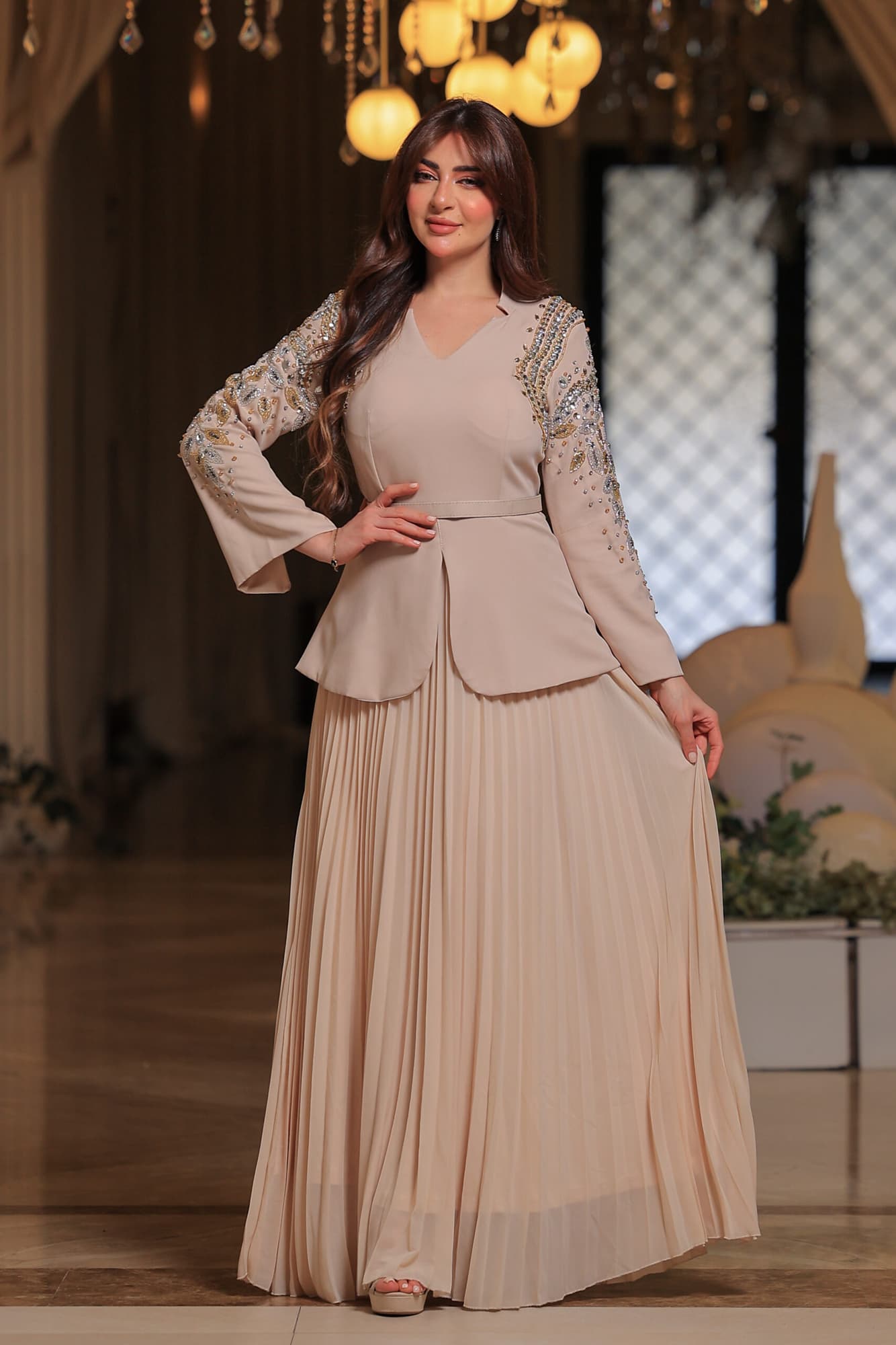 فستان أنيق يجمع بين الفخامة والرقي بتصميمه الفريد الذي يجمع بين العصرية والكلاسيكية
