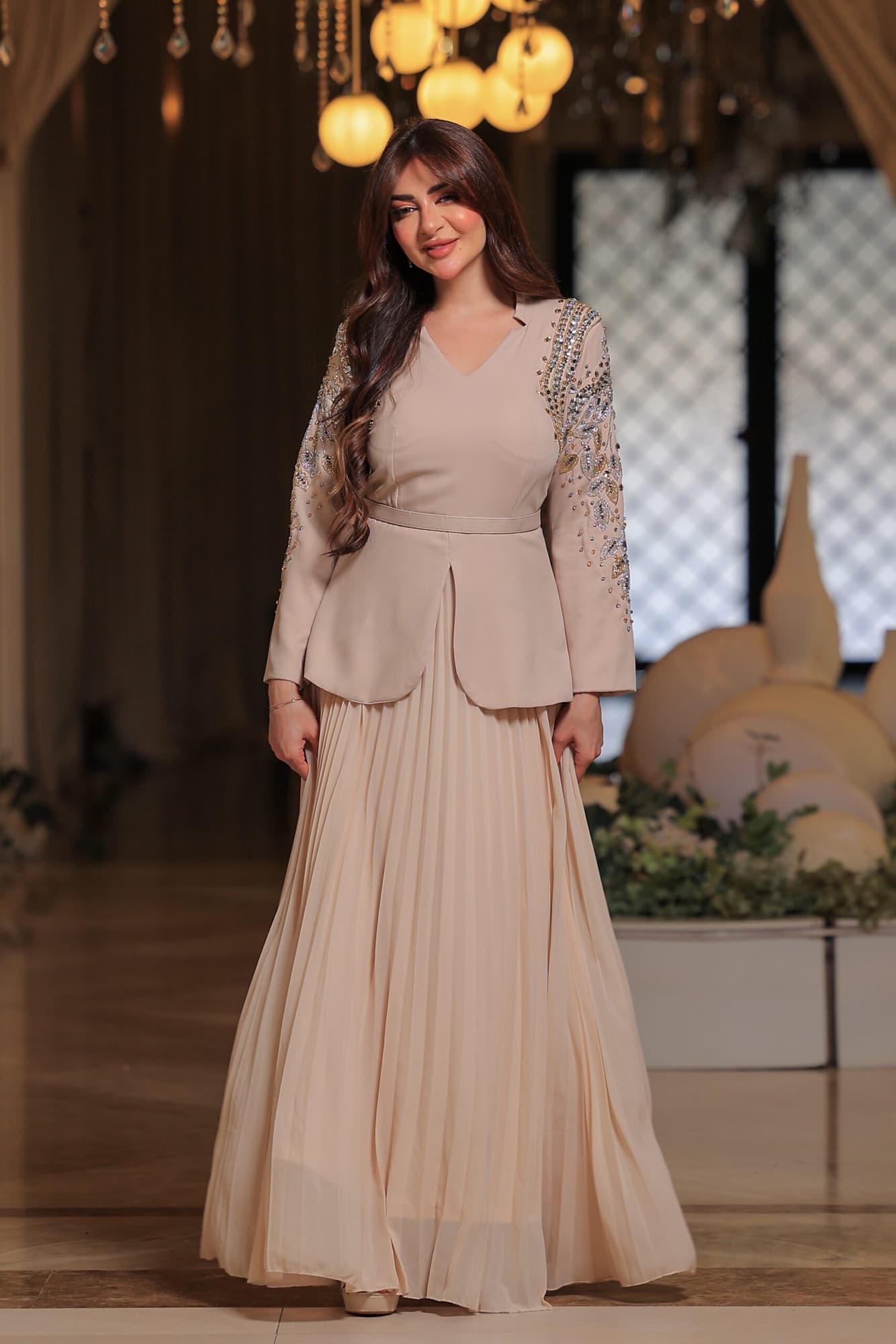 فستان أنيق يجمع بين الفخامة والرقي بتصميمه الفريد الذي يجمع بين العصرية والكلاسيكية