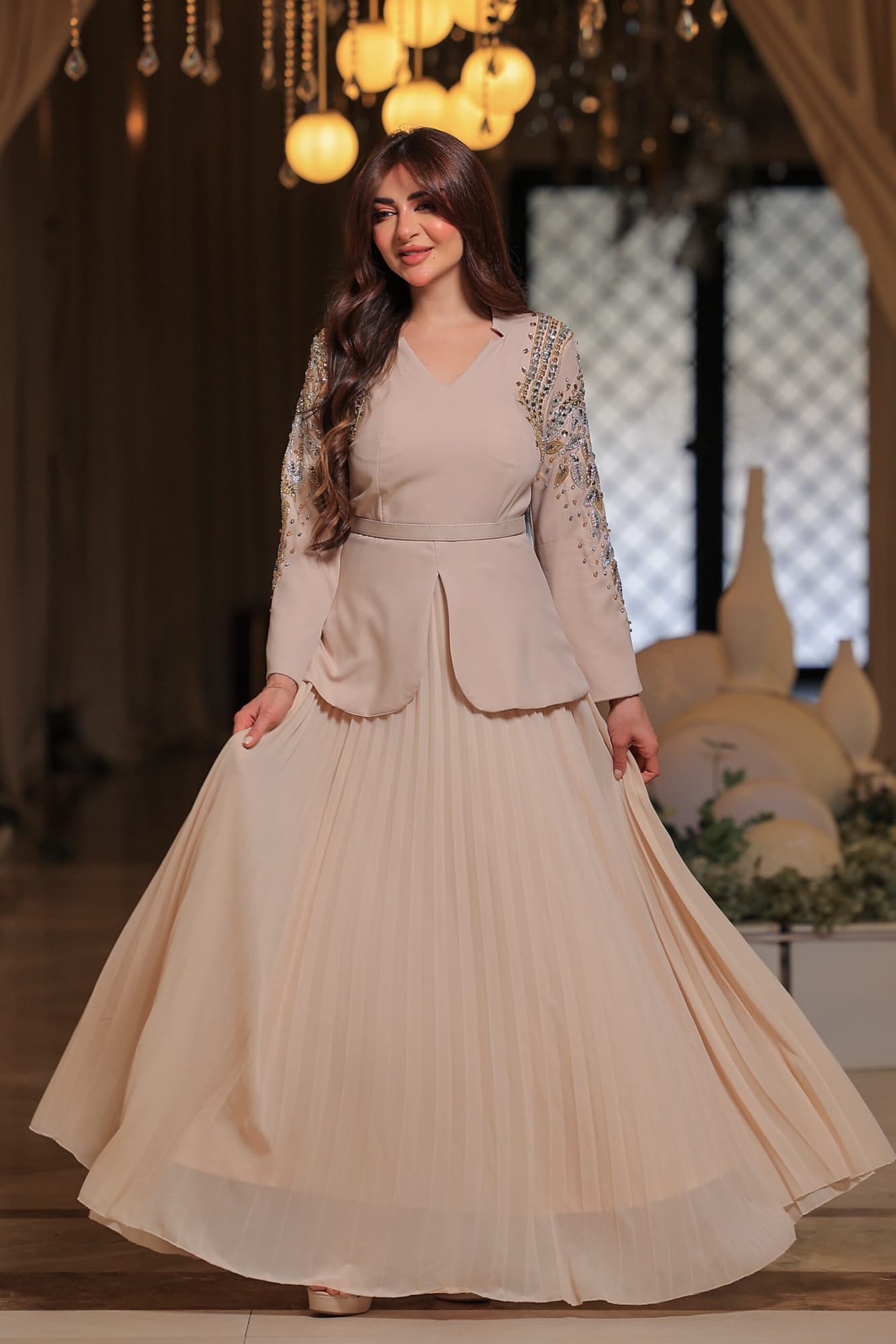 فستان أنيق يجمع بين الفخامة والرقي بتصميمه الفريد الذي يجمع بين العصرية والكلاسيكية