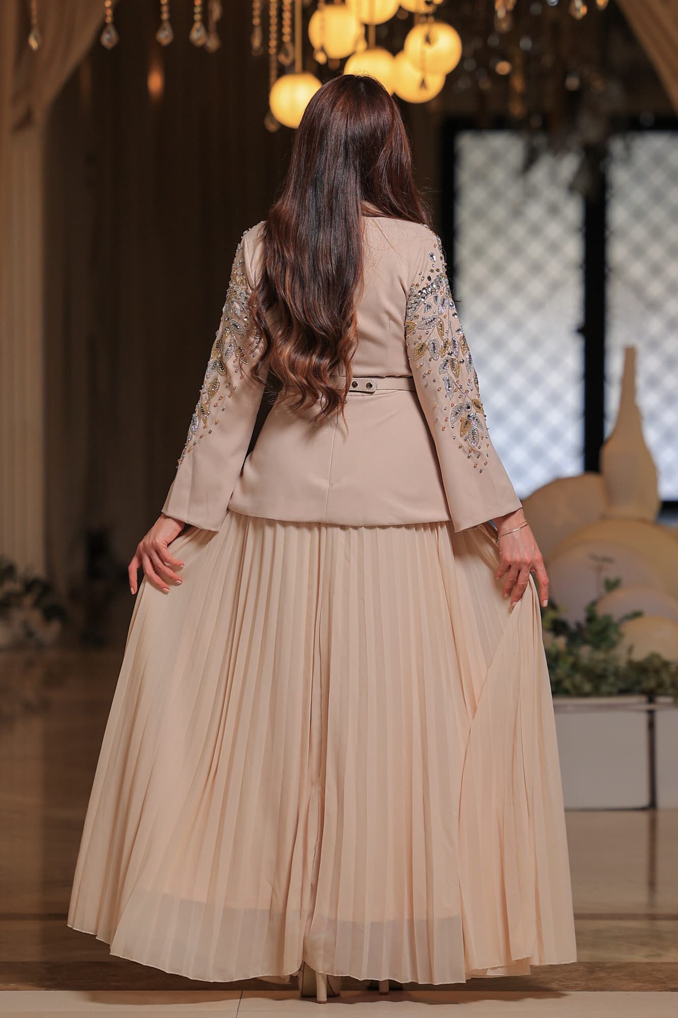 فستان أنيق يجمع بين الفخامة والرقي بتصميمه الفريد الذي يجمع بين العصرية والكلاسيكية