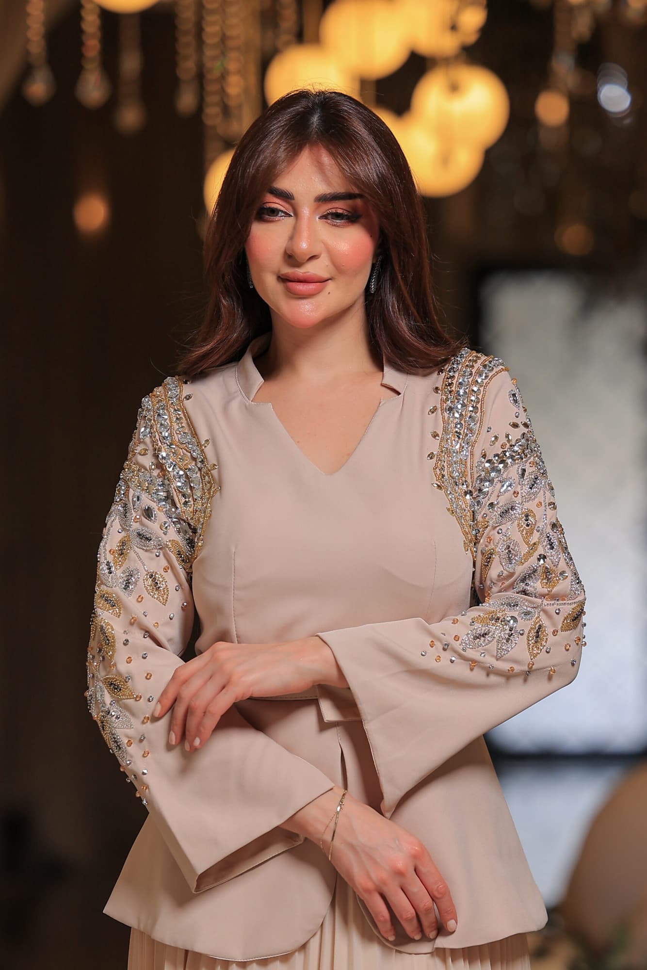 فستان أنيق يجمع بين الفخامة والرقي بتصميمه الفريد الذي يجمع بين العصرية والكلاسيكية