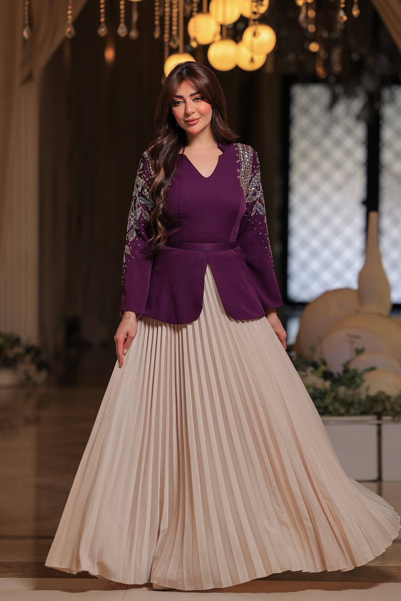 فستان أنيق يجمع بين الفخامة والرقي بتصميمه الفريد الذي يجمع بين العصرية والكلاسيكية