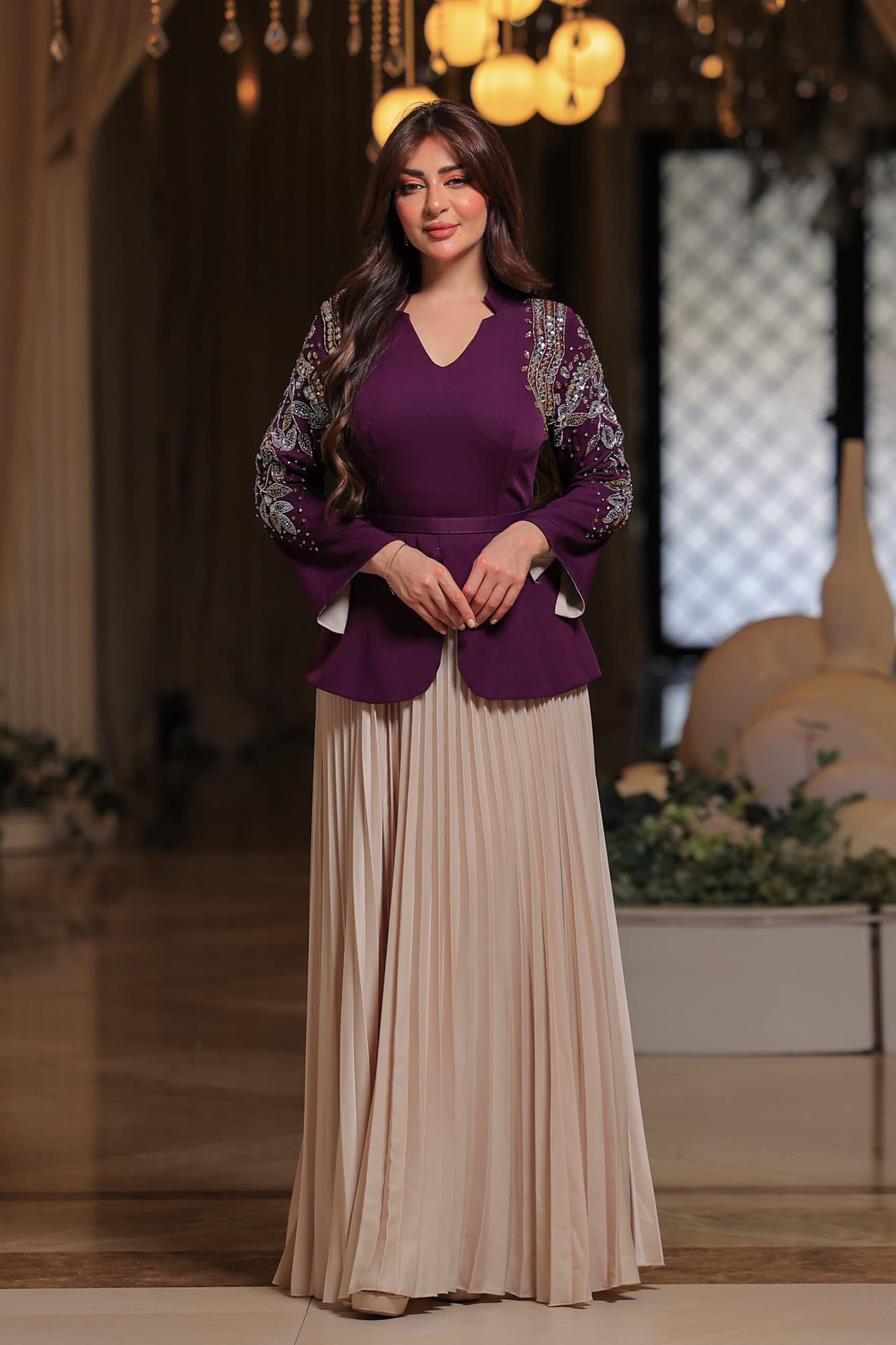 فستان أنيق يجمع بين الفخامة والرقي بتصميمه الفريد الذي يجمع بين العصرية والكلاسيكية