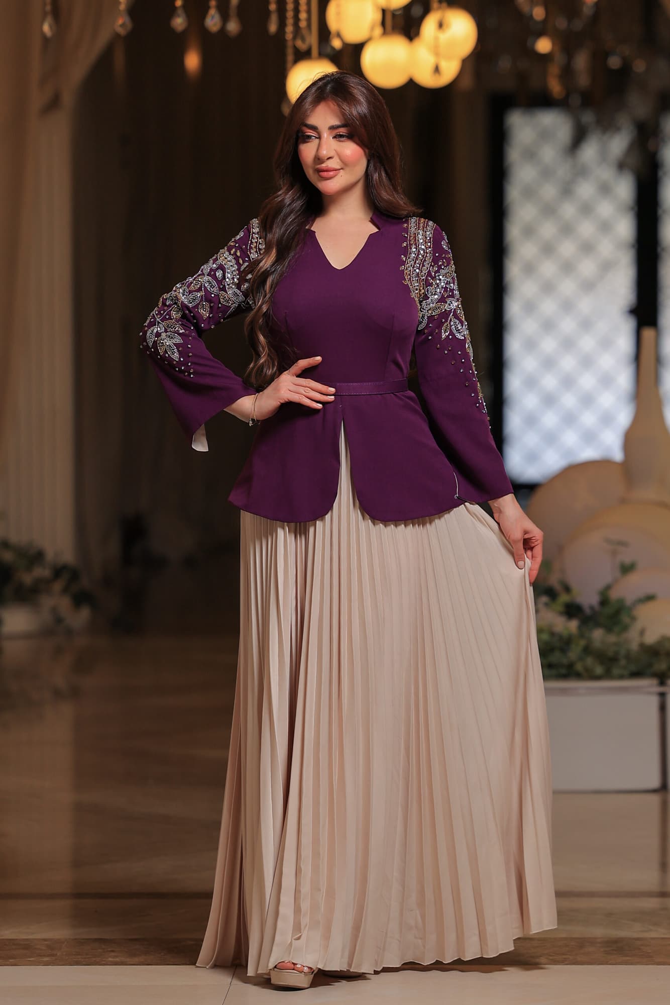 فستان أنيق يجمع بين الفخامة والرقي بتصميمه الفريد الذي يجمع بين العصرية والكلاسيكية