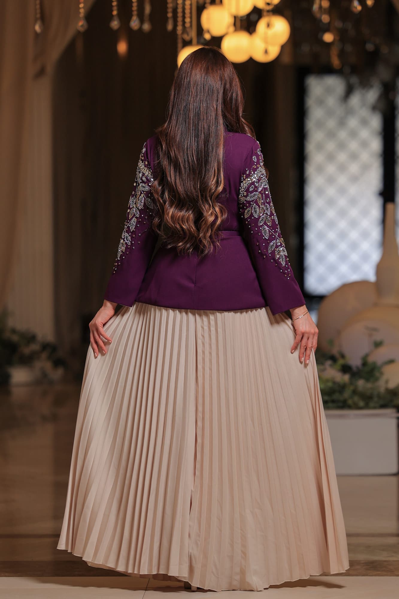 فستان أنيق يجمع بين الفخامة والرقي بتصميمه الفريد الذي يجمع بين العصرية والكلاسيكية