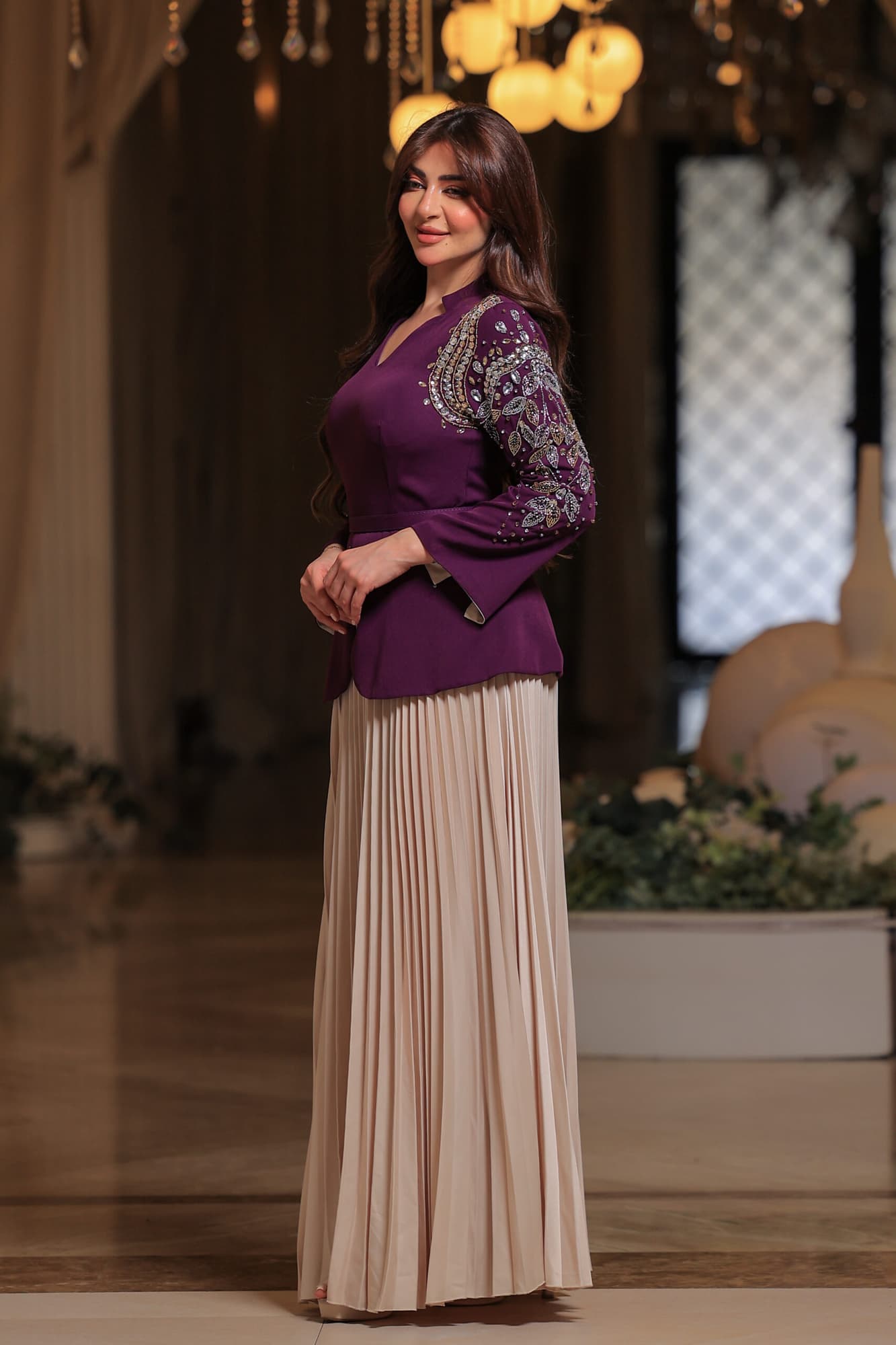 فستان أنيق يجمع بين الفخامة والرقي بتصميمه الفريد الذي يجمع بين العصرية والكلاسيكية