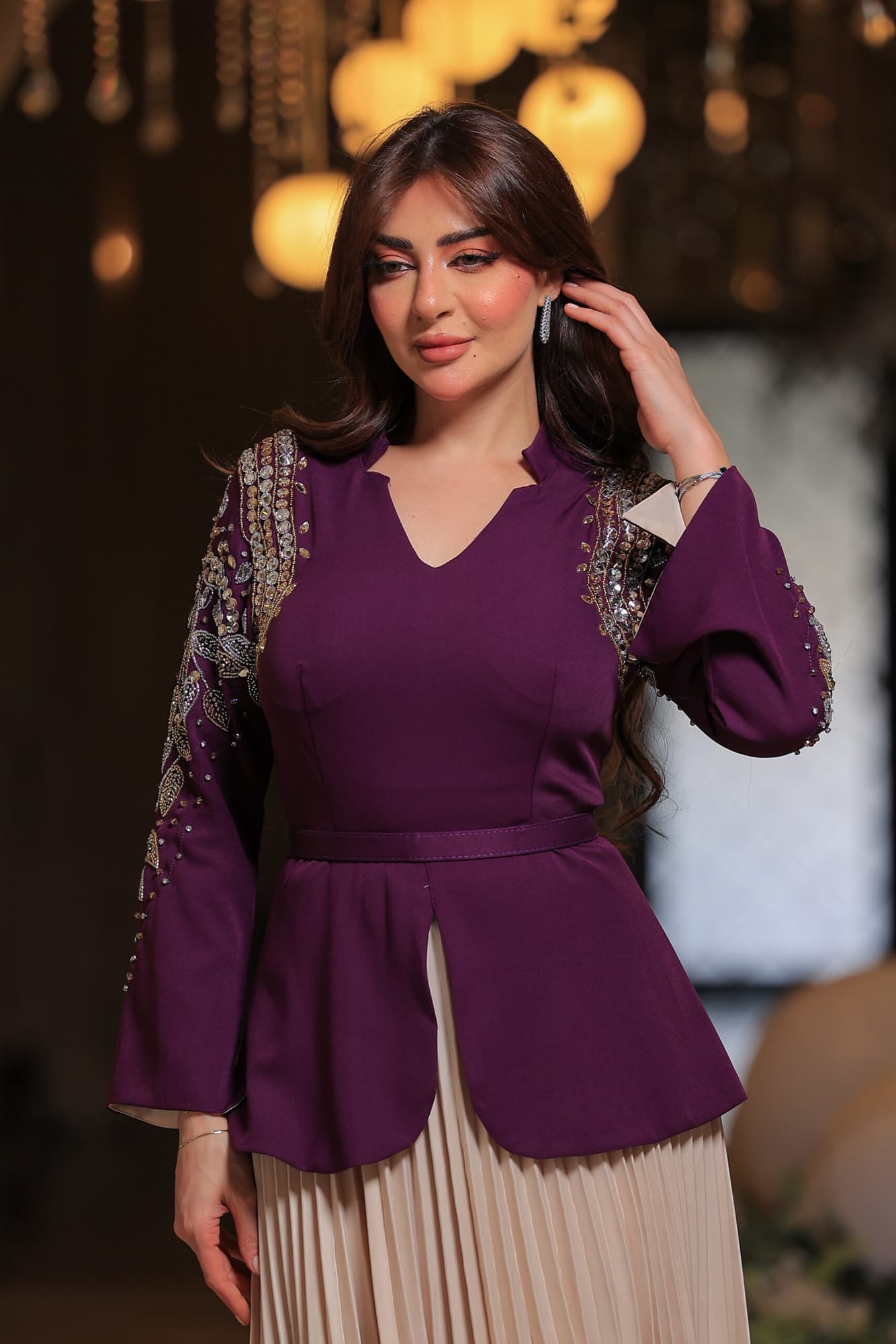 فستان أنيق يجمع بين الفخامة والرقي بتصميمه الفريد الذي يجمع بين العصرية والكلاسيكية