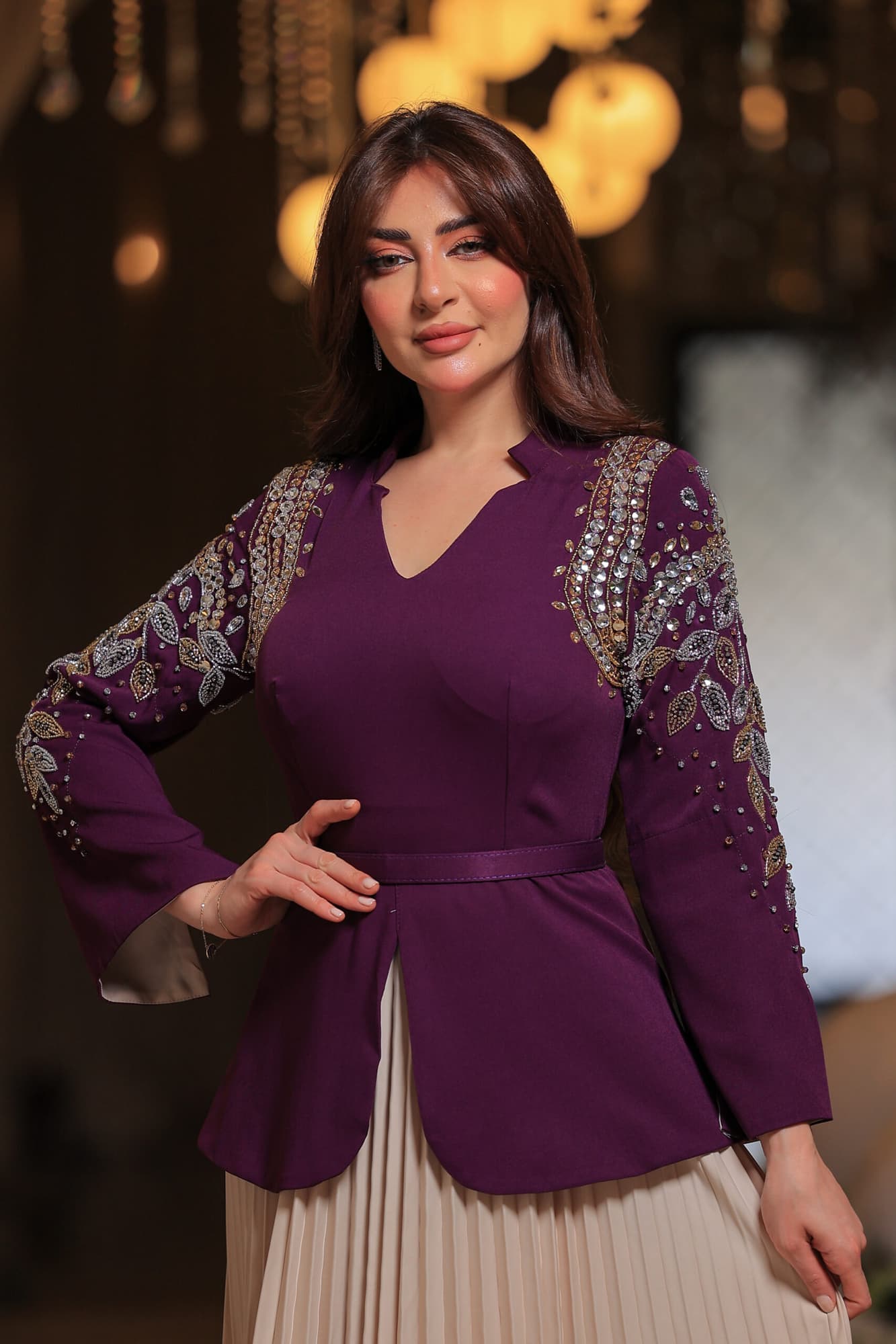 فستان أنيق يجمع بين الفخامة والرقي بتصميمه الفريد الذي يجمع بين العصرية والكلاسيكية