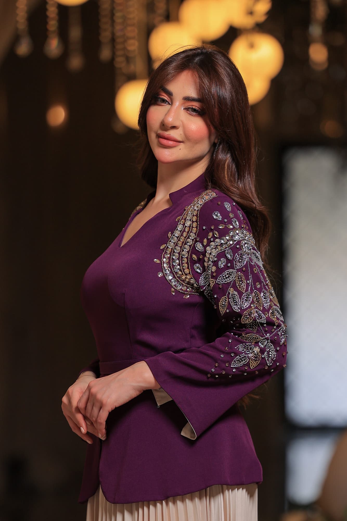 فستان أنيق يجمع بين الفخامة والرقي بتصميمه الفريد الذي يجمع بين العصرية والكلاسيكية