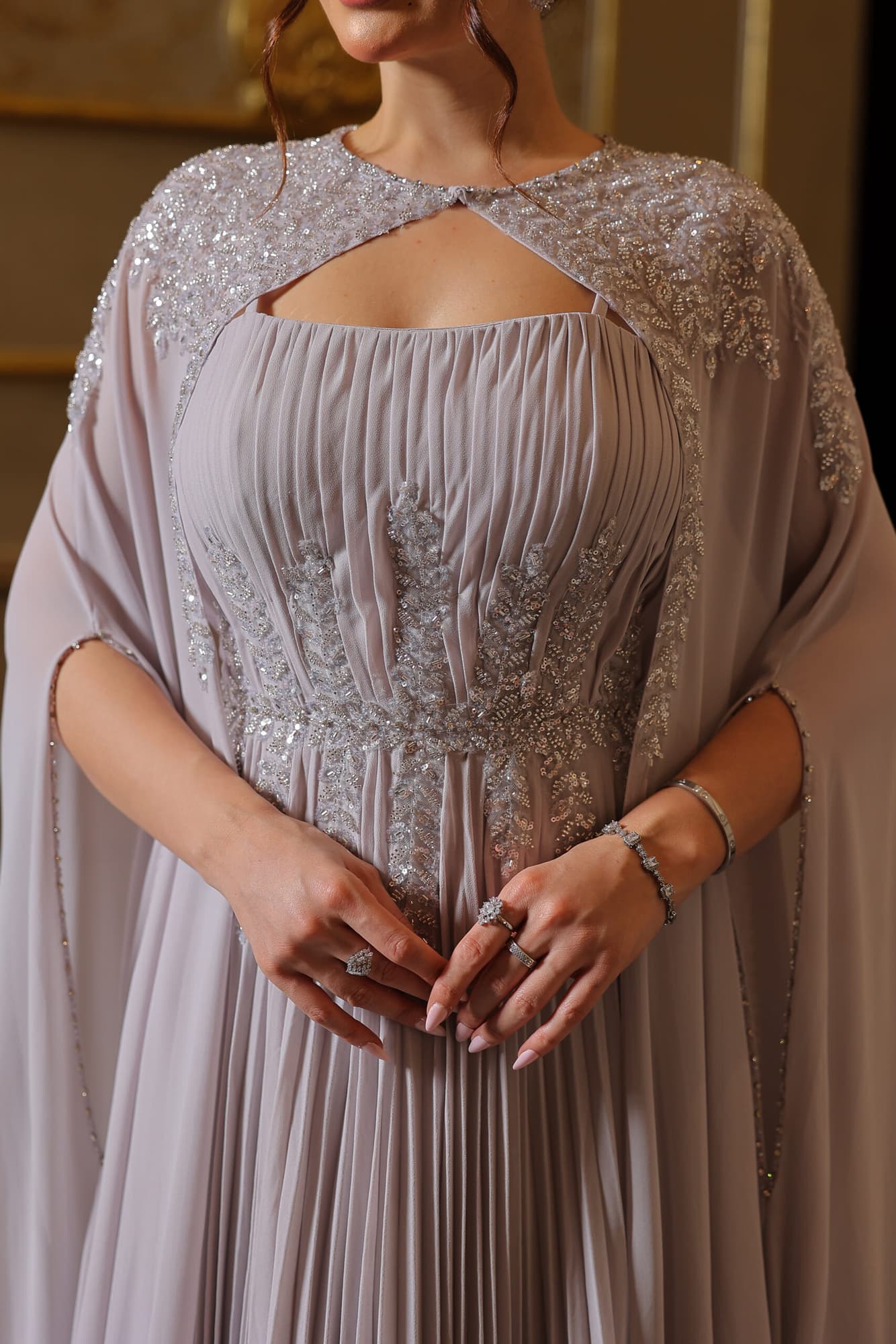 طقم سهرة فستان كسرات ووشاح خارجي لحمي فاتح