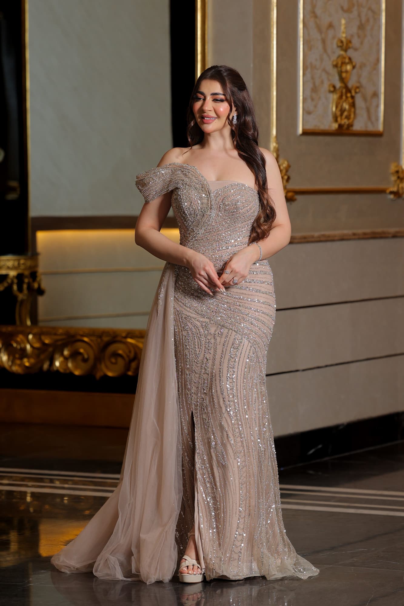 فستان سهرة بقصة أكمام أنيقة وذيل جانبي