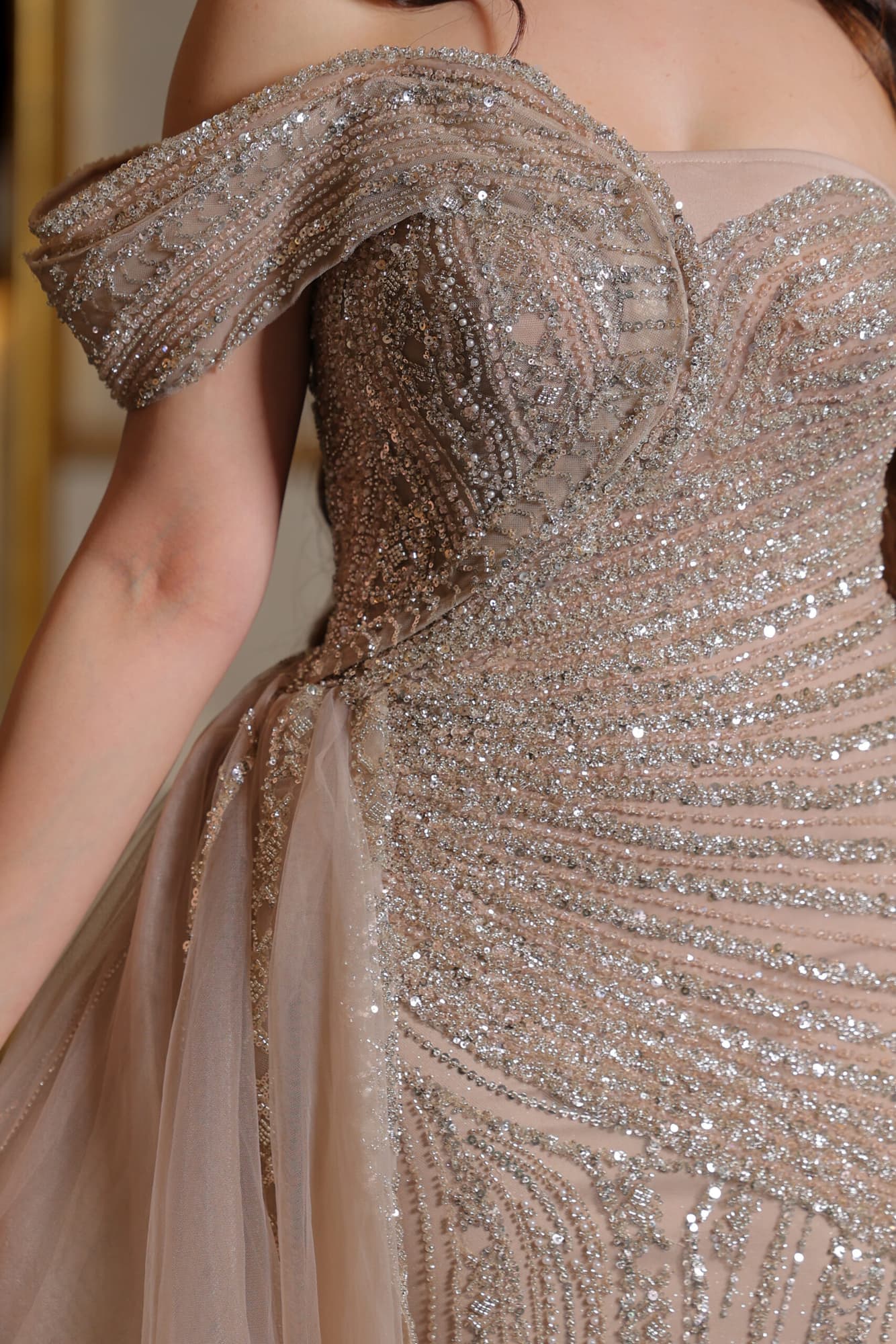 فستان سهرة بقصة أكمام أنيقة وذيل جانبي