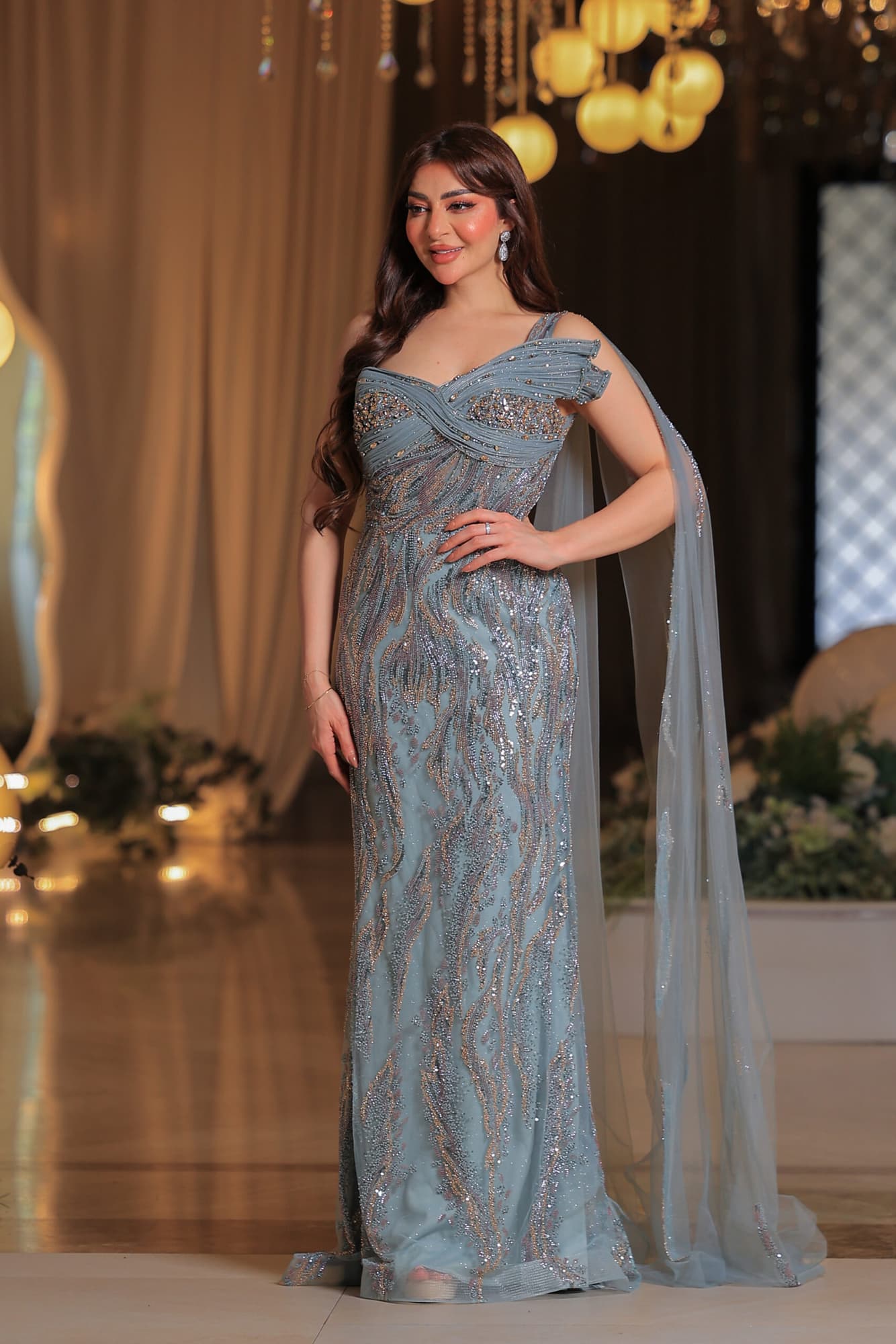 فستان ساحر يتميّز بتطريز فاخر بتصميم أنثوي يُبرز تفاصيل القوام بأناقة