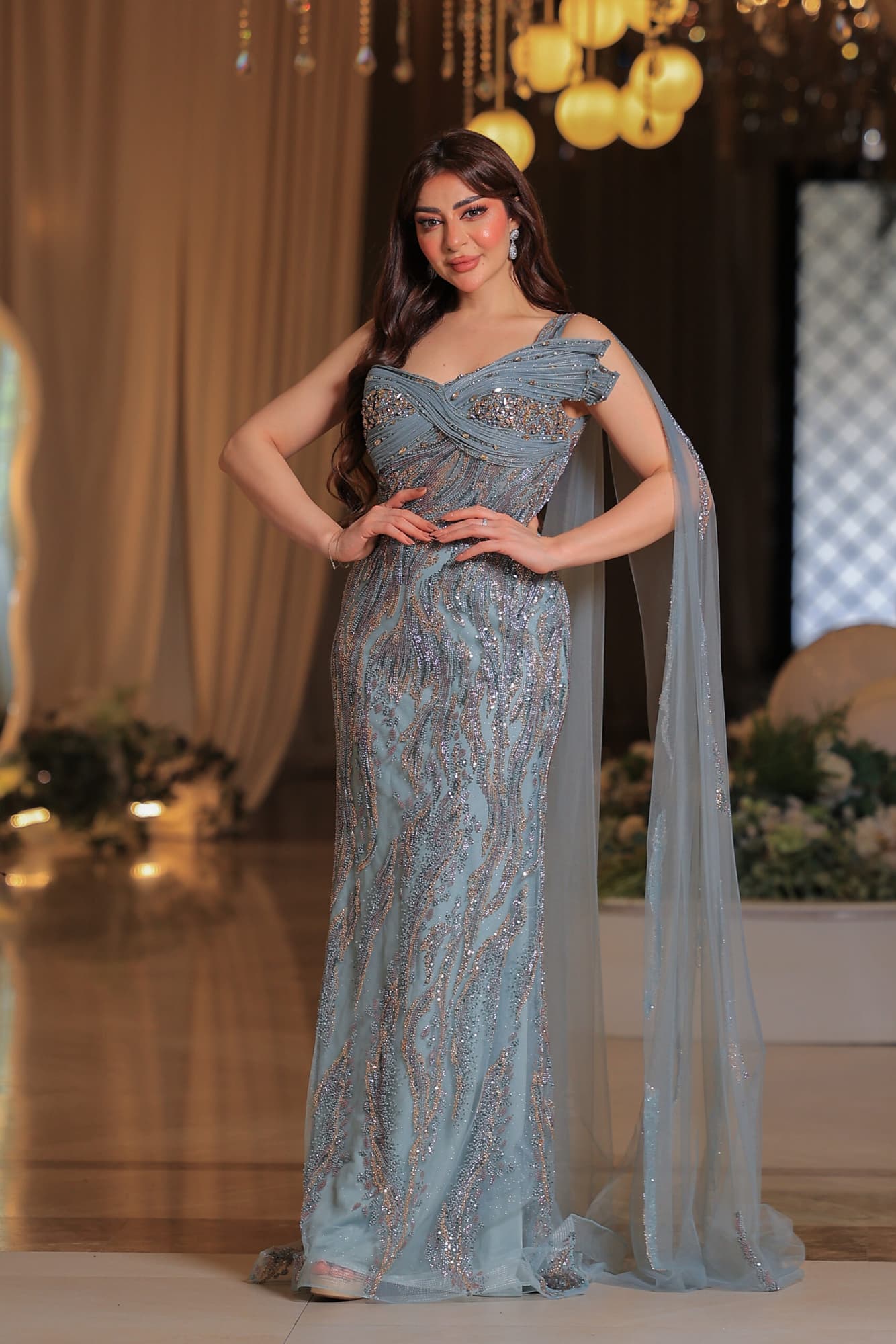 فستان ساحر يتميّز بتطريز فاخر بتصميم أنثوي يُبرز تفاصيل القوام بأناقة