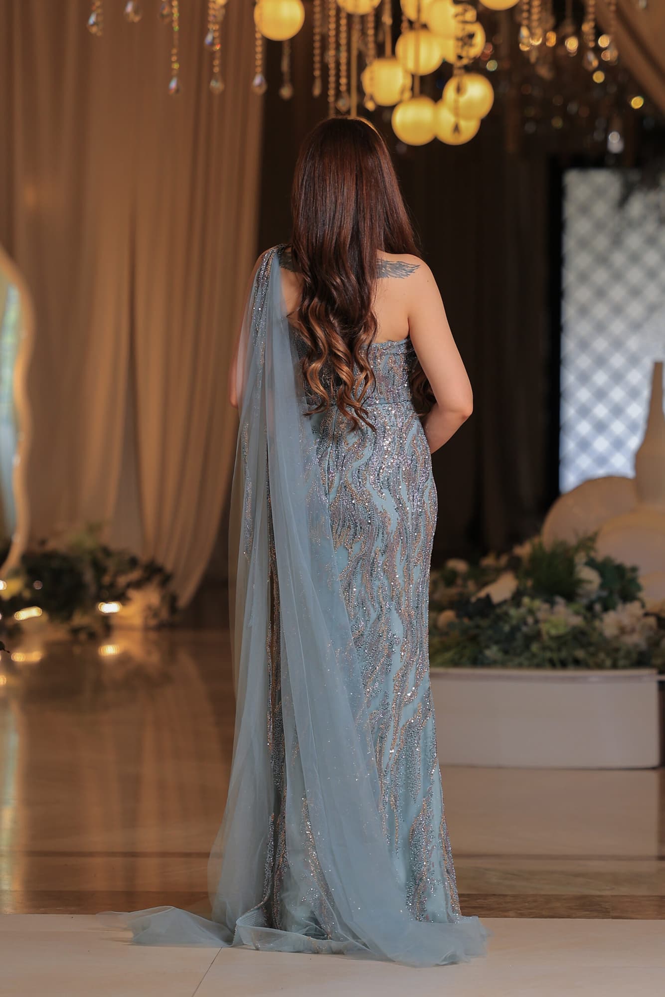 فستان ساحر يتميّز بتطريز فاخر بتصميم أنثوي يُبرز تفاصيل القوام بأناقة