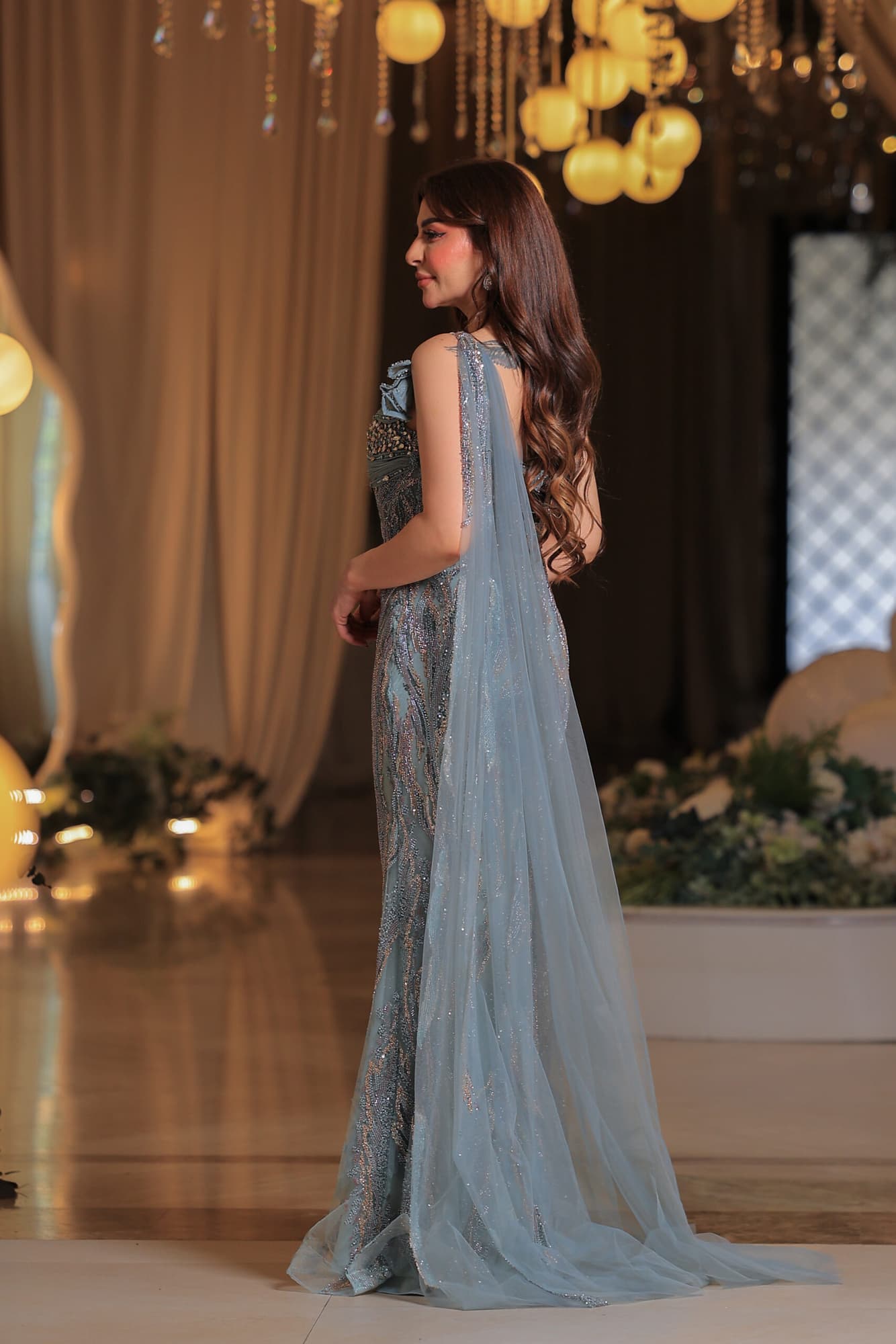 فستان ساحر يتميّز بتطريز فاخر بتصميم أنثوي يُبرز تفاصيل القوام بأناقة