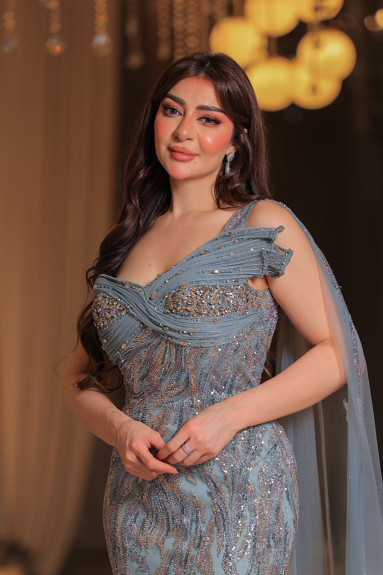 فستان ساحر يتميّز بتطريز فاخر بتصميم أنثوي يُبرز تفاصيل القوام بأناقة