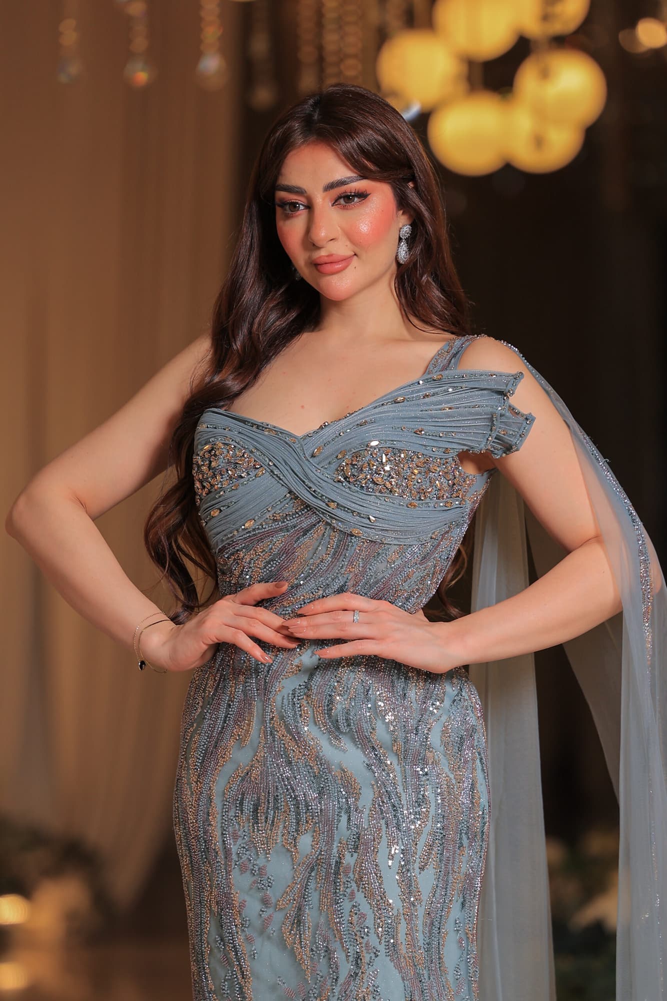 فستان ساحر يتميّز بتطريز فاخر بتصميم أنثوي يُبرز تفاصيل القوام بأناقة