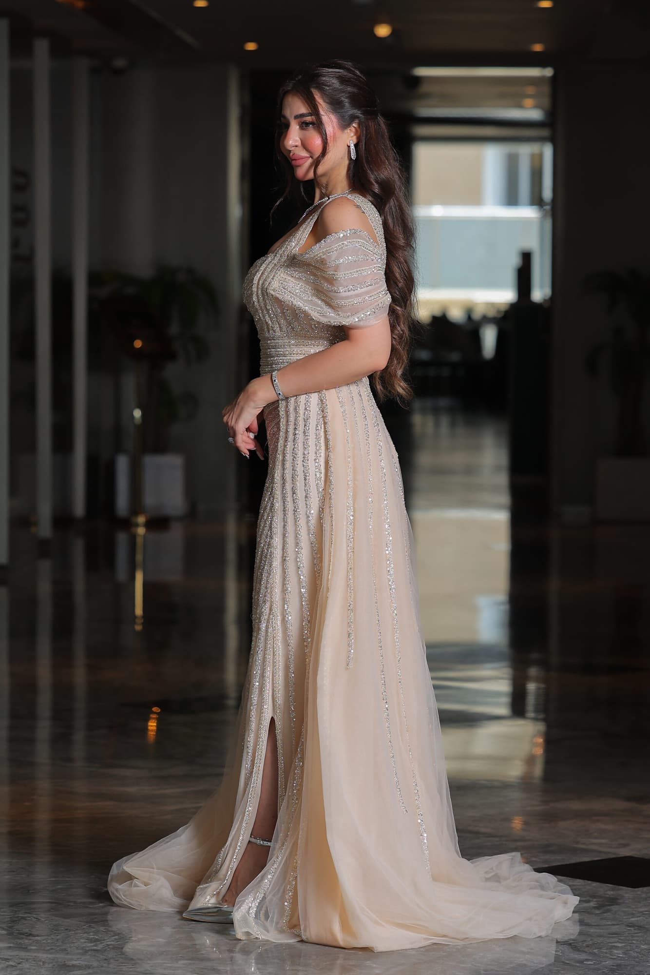 فستان سهره مرصع بالفصوص يأتي بكم منسدل وذيل طويل