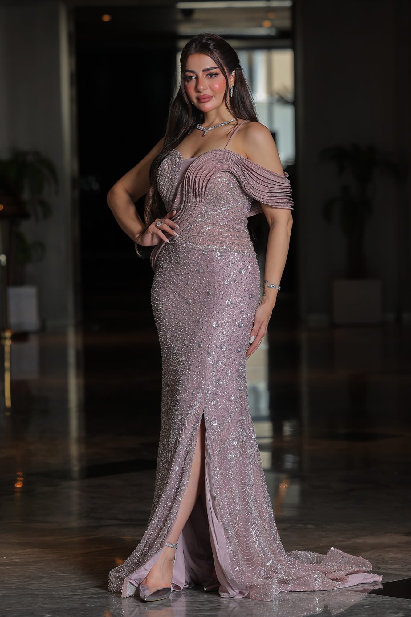 فستان سهرة ماسك بفتحة ساق مطرز بلؤلؤ وقصة اكمام أنيقة