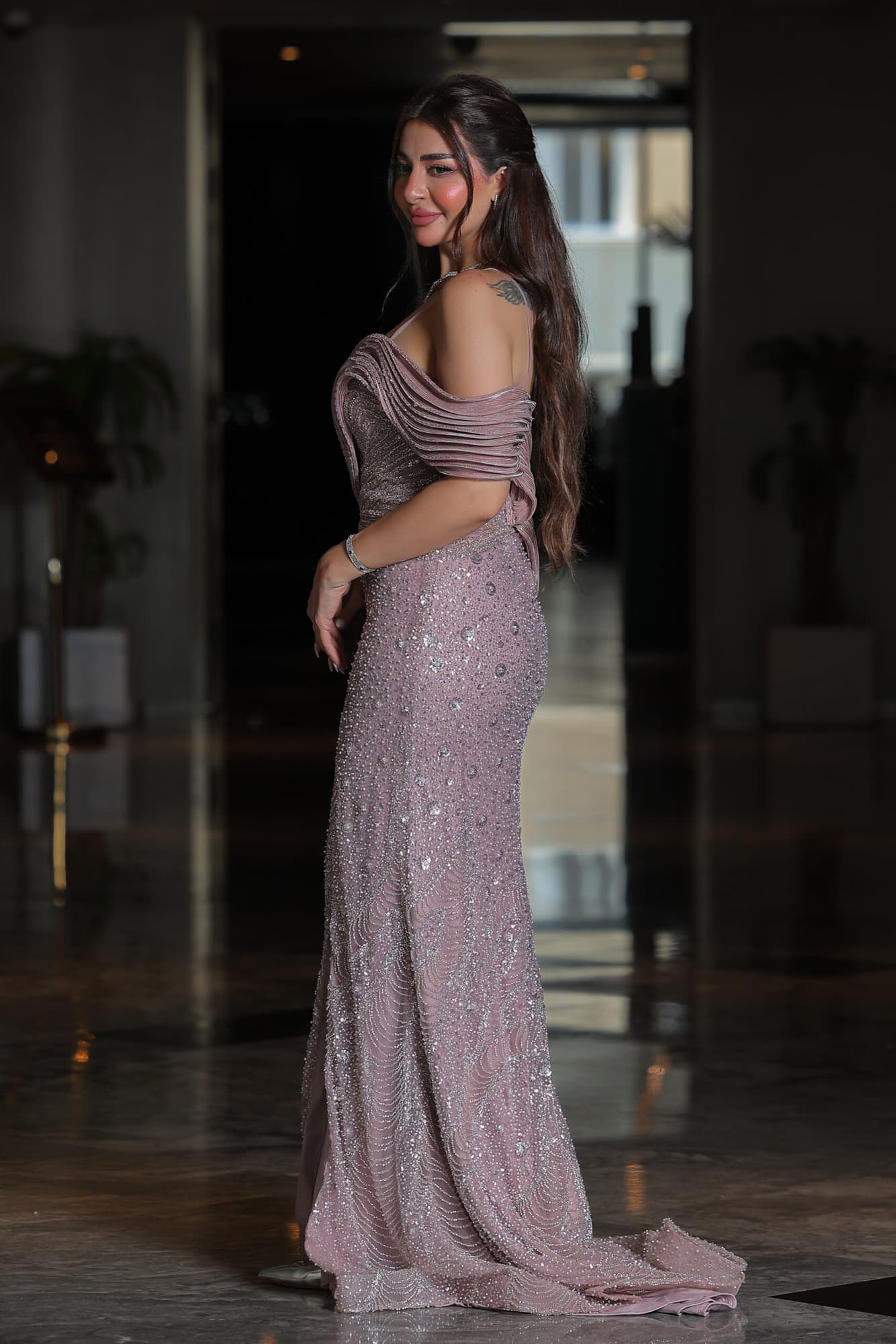 فستان سهرة ماسك بفتحة ساق مطرز بلؤلؤ وقصة اكمام أنيقة