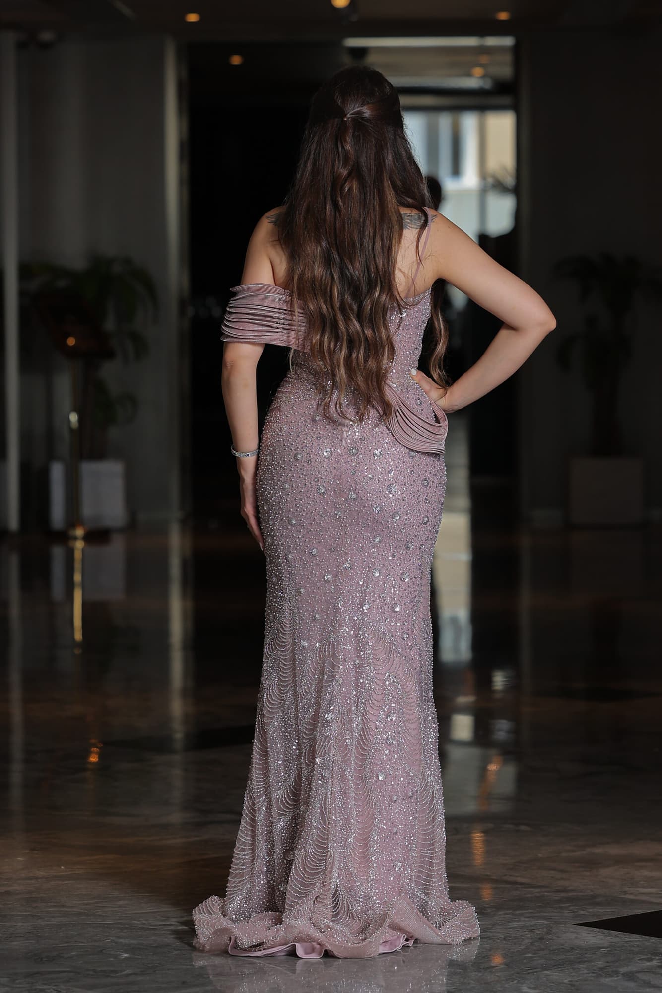 فستان سهرة ماسك بفتحة ساق مطرز بلؤلؤ وقصة اكمام أنيقة