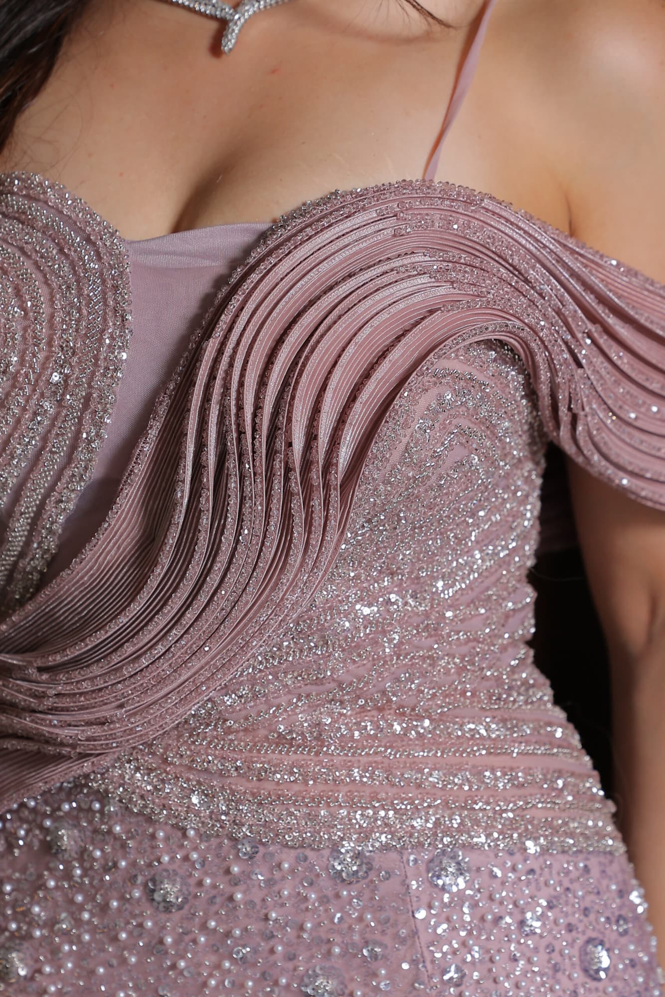 فستان سهرة ماسك بفتحة ساق مطرز بلؤلؤ وقصة اكمام أنيقة