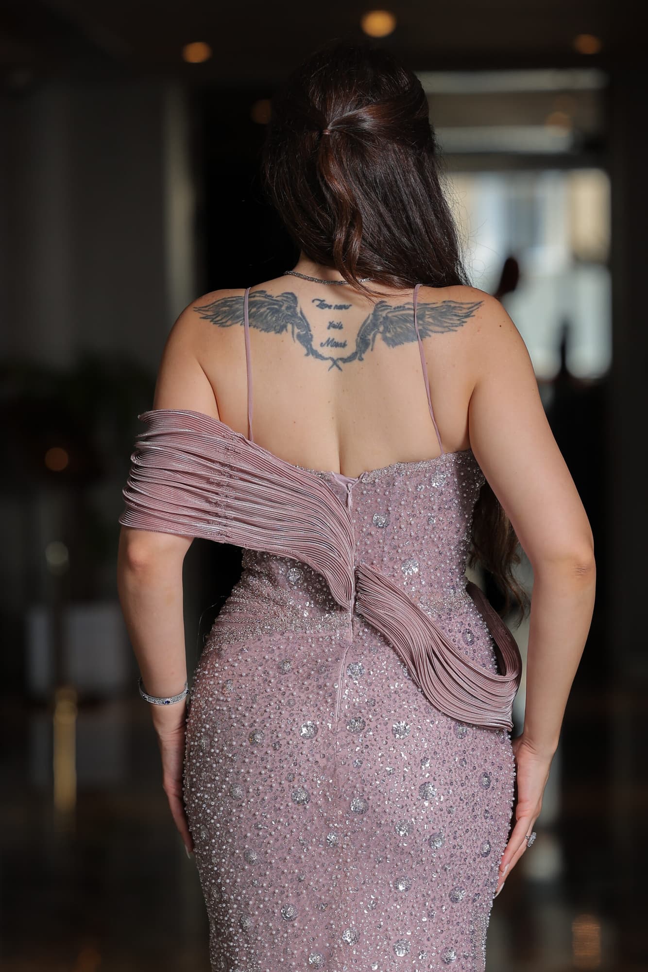 فستان سهرة ماسك بفتحة ساق مطرز بلؤلؤ وقصة اكمام أنيقة