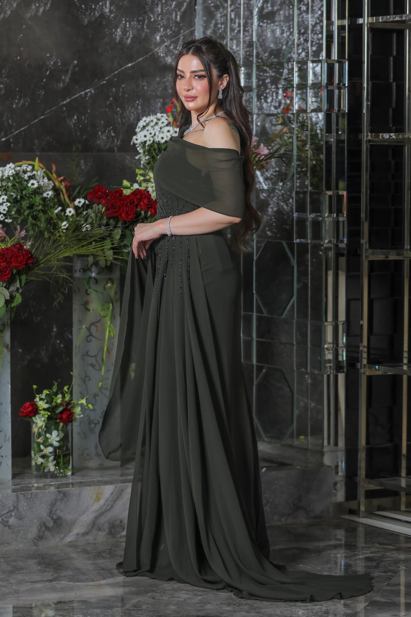 فستان سهرة بكم منسدل مزين بالكرستالات